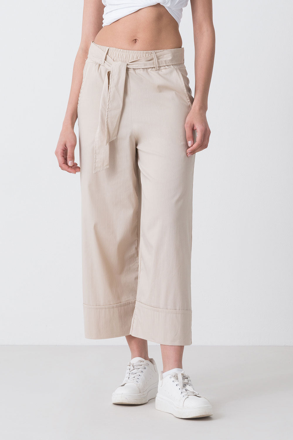 WEIT GESCHNITTENE HOSE MIT BINDEGÜRTEL
