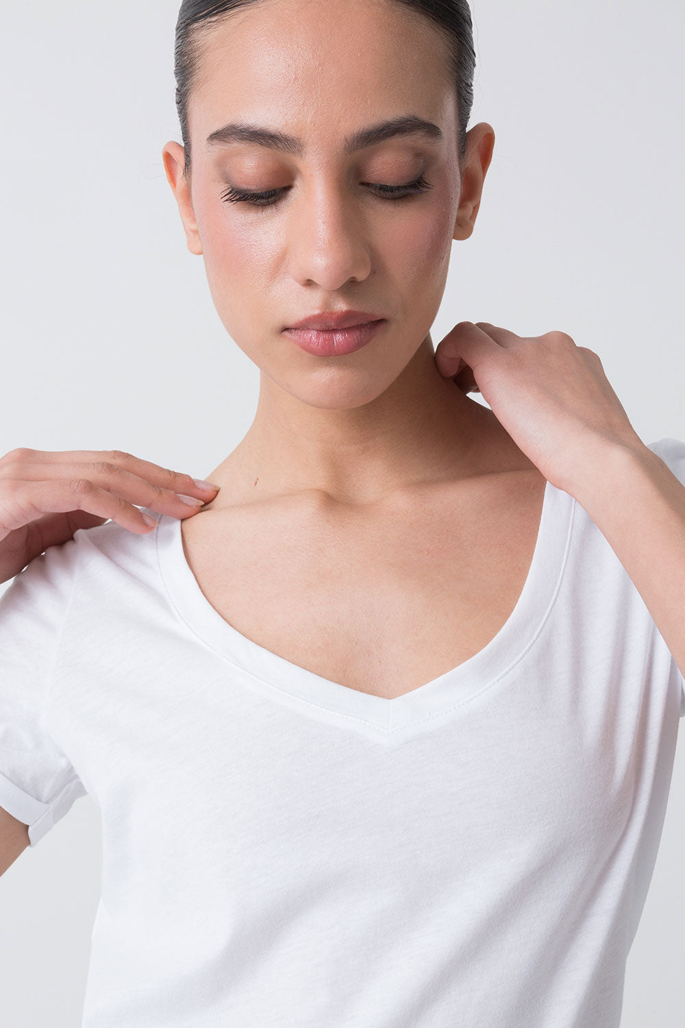 CITY T-SHIRT CON SCOLLO A V