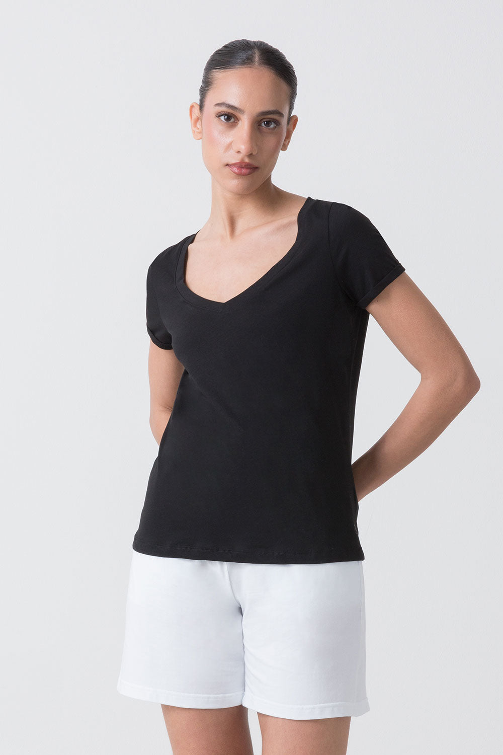 CITY T-SHIRT CON SCOLLO A V