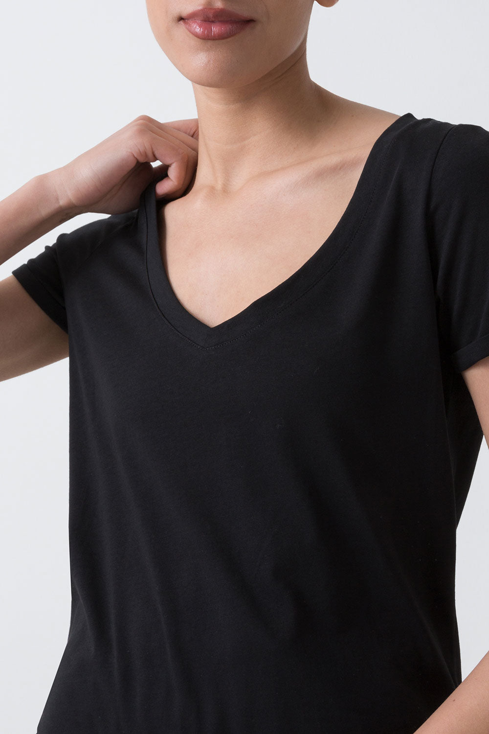 CITY T-SHIRT CON SCOLLO A V