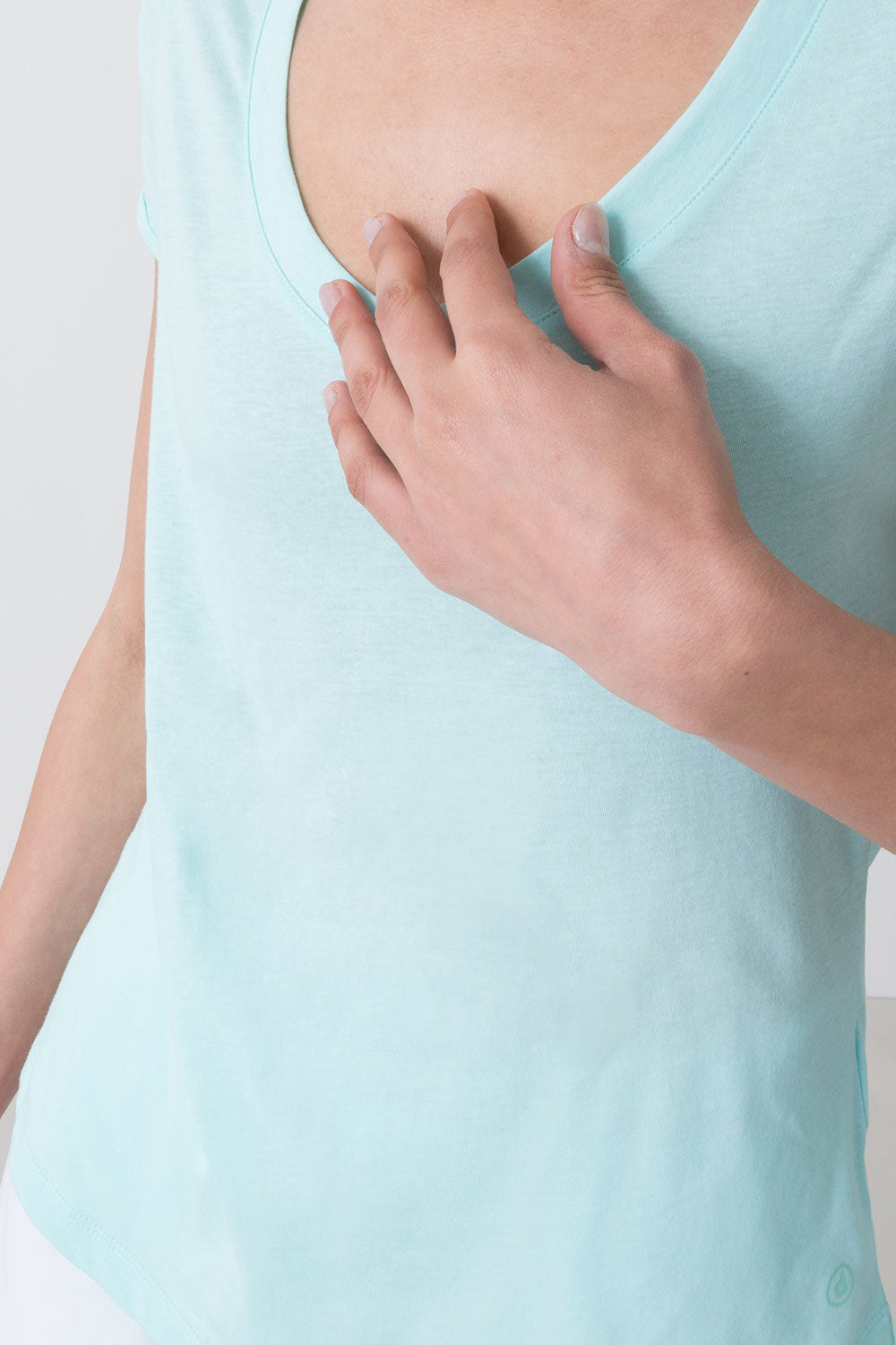 CITY T-SHIRT CON SCOLLO A V