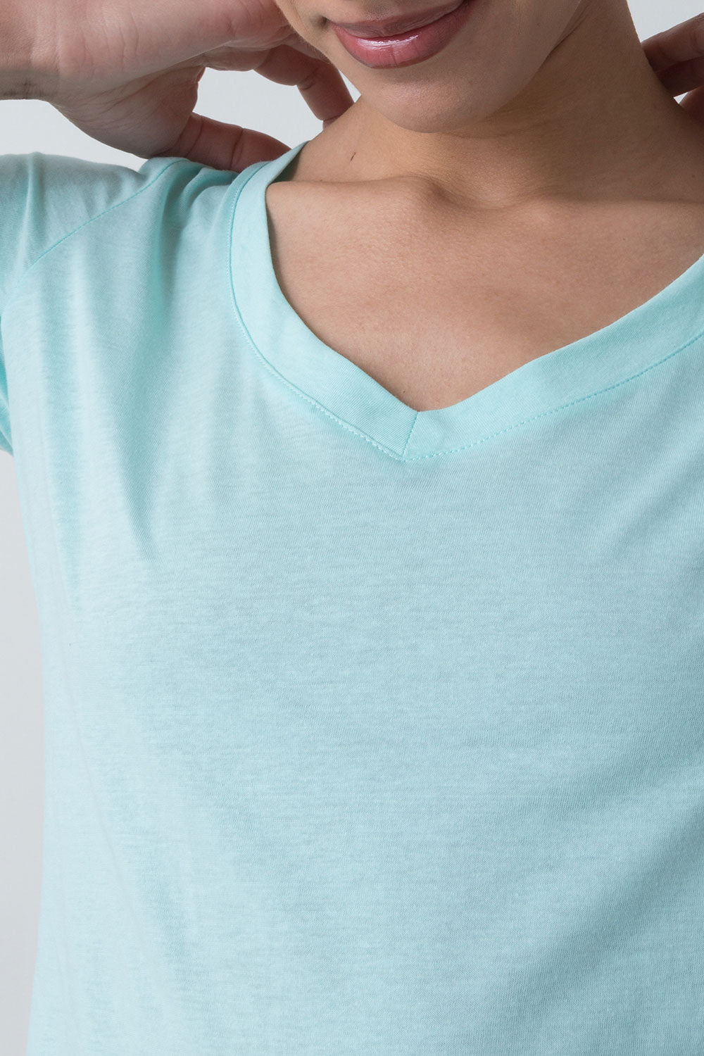 CITY T-SHIRT CON SCOLLO A V