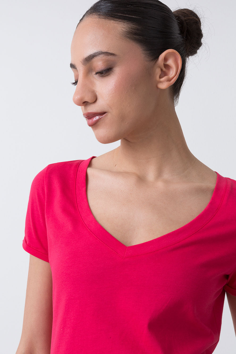 CITY T-SHIRT CON SCOLLO A V