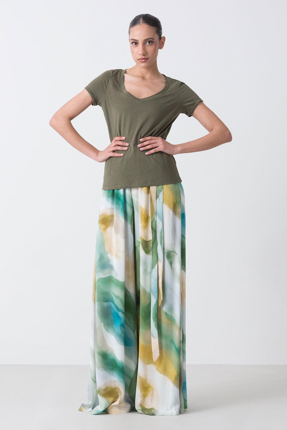 CITY T-SHIRT CON SCOLLO A V