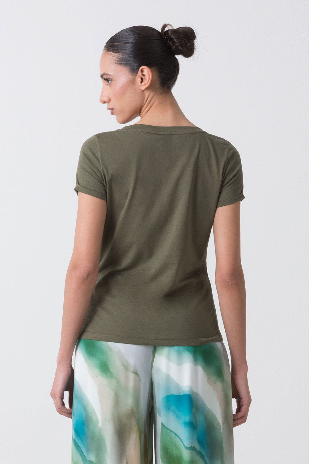 CITY T-SHIRT CON SCOLLO A V