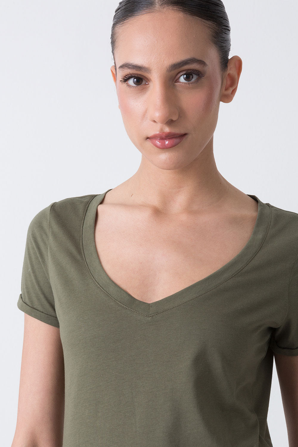 CITY T-SHIRT CON SCOLLO A V