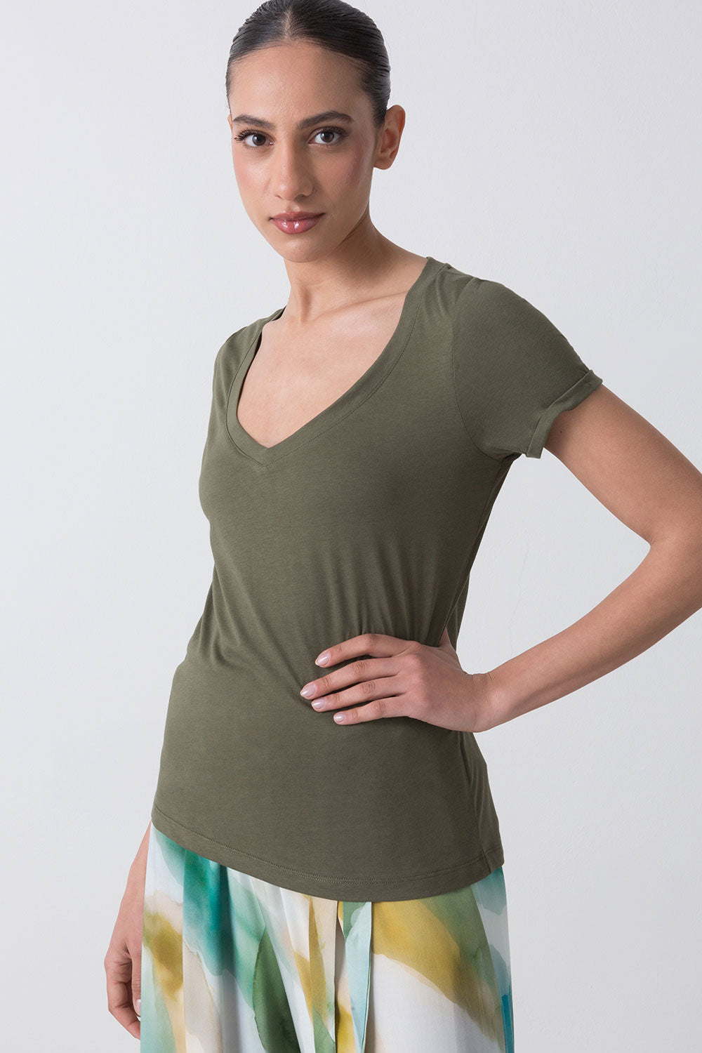 CITY T-SHIRT CON SCOLLO A V