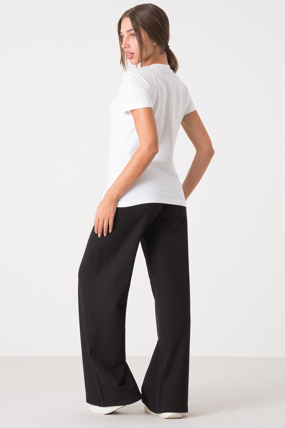 TSHIRT SLIM CON AMPIO SCOLLO ROTONDO