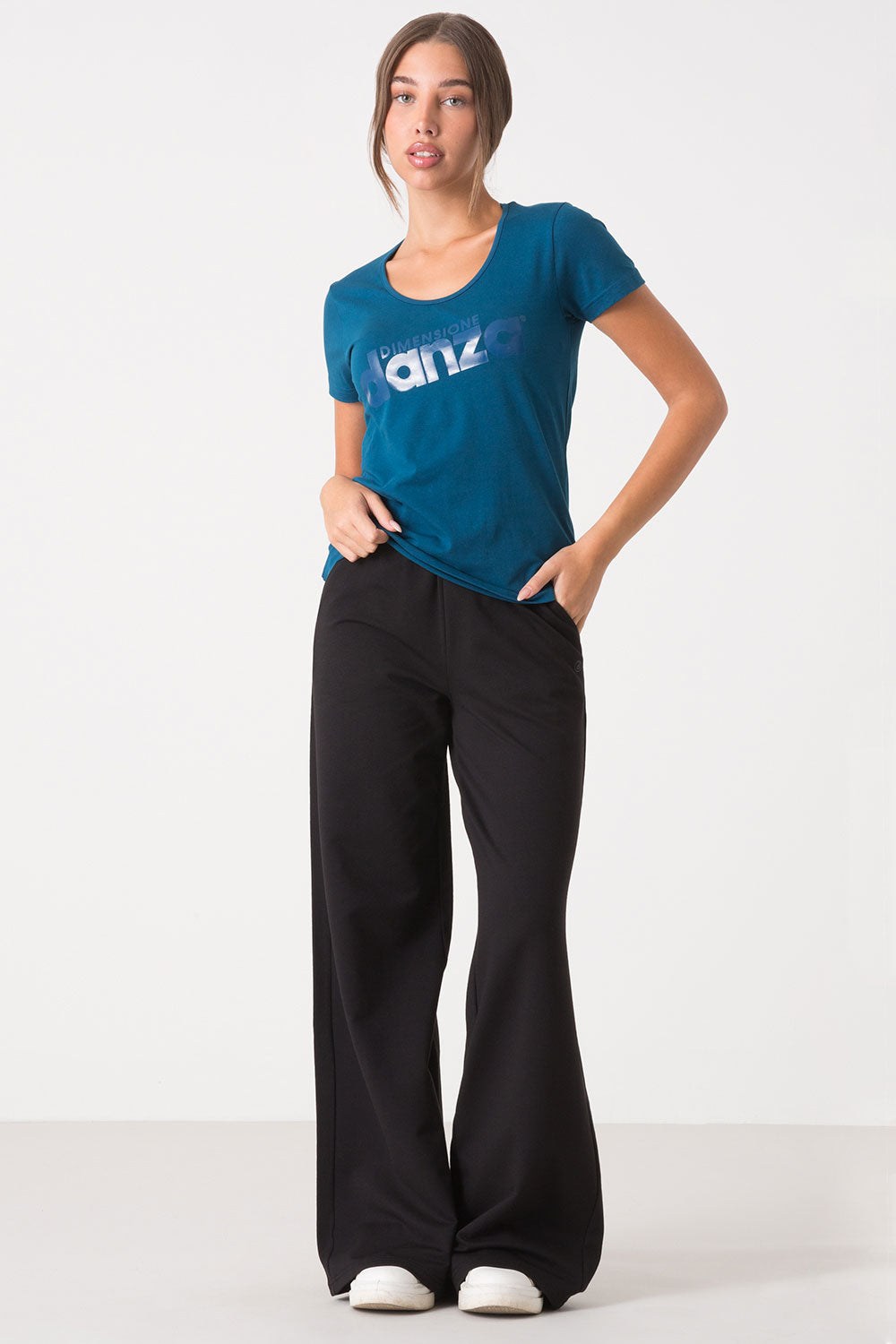 TSHIRT SLIM CON AMPIO SCOLLO ROTONDO