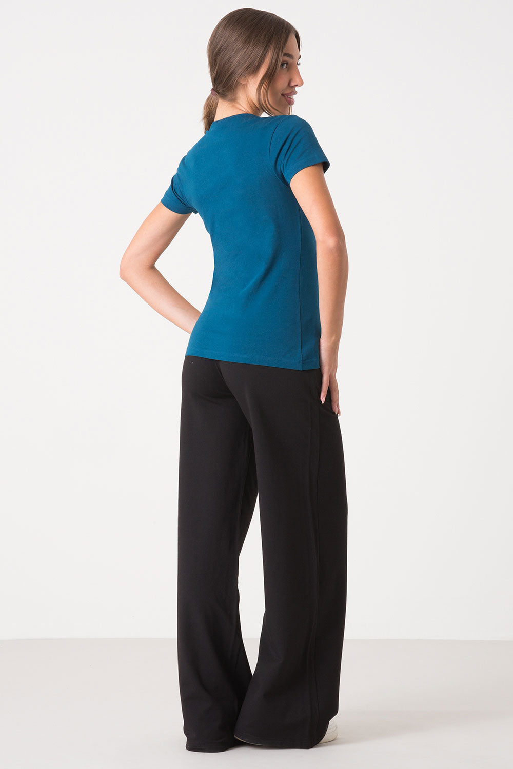 TSHIRT SLIM CON AMPIO SCOLLO ROTONDO