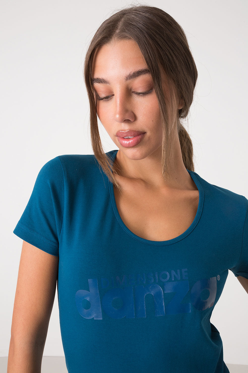 TSHIRT SLIM CON AMPIO SCOLLO ROTONDO