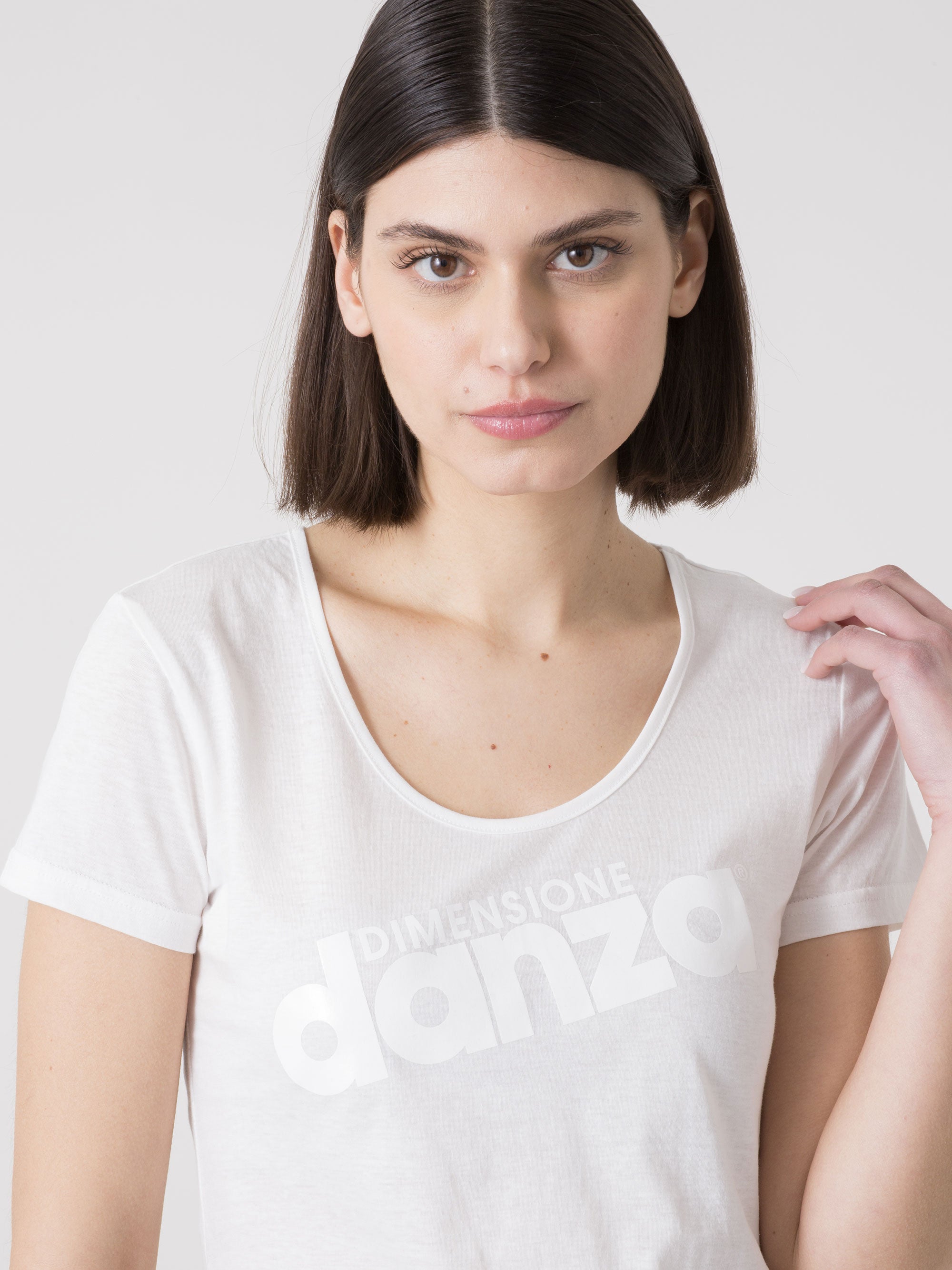 DÁMSKÉ TRIČKO DIMENSIONE DANZA Z BAVLNY S PŘEDNÍM LOGEM