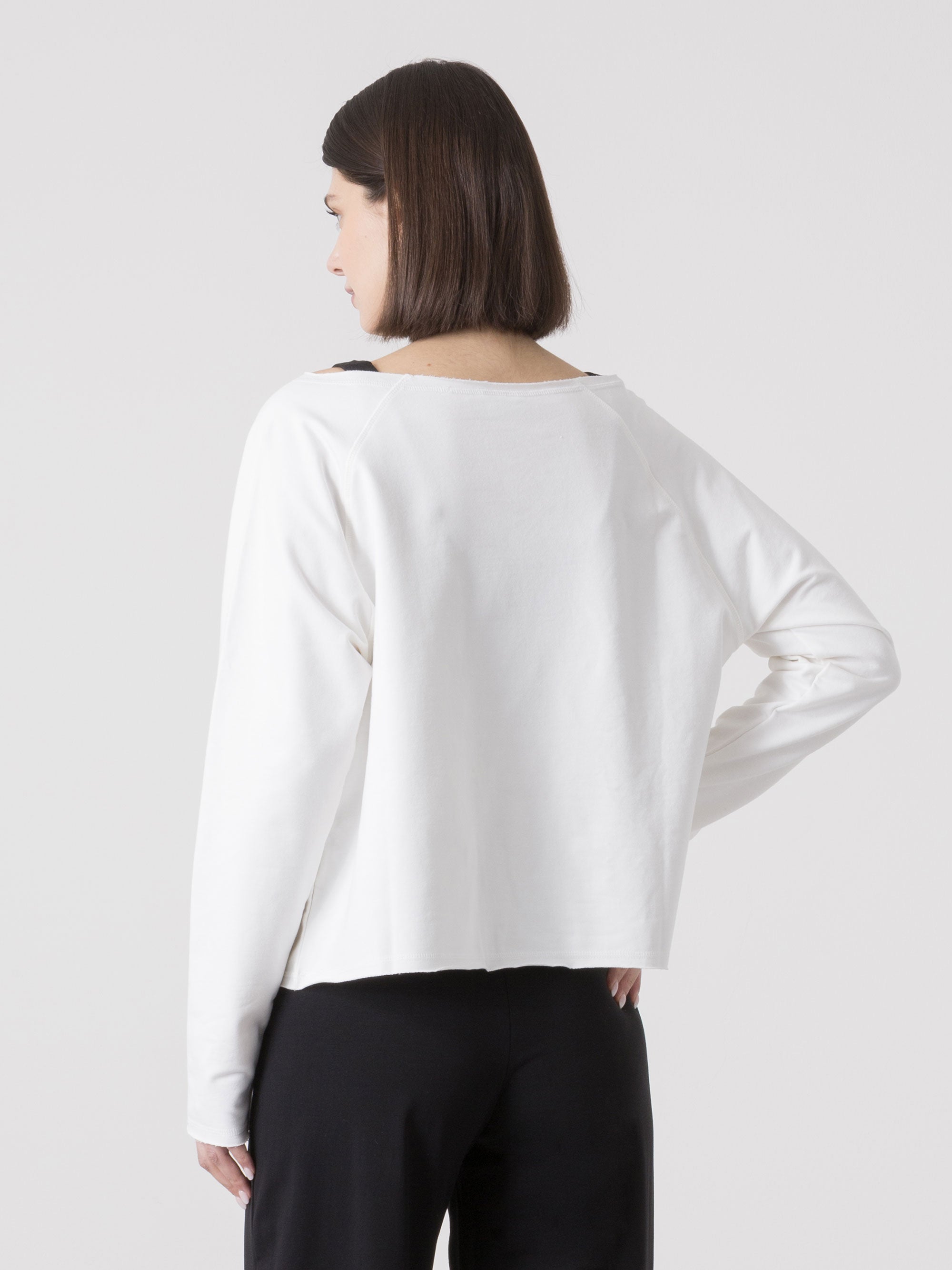 LEHKÁ DÁMSKÁ TANEČNÍ MIKINA Z PRUŽNÉ TEPLÁKOVINY S LODIČKOVÝM VÝSTŘIHEM A PŘEDNÍM LOGEM