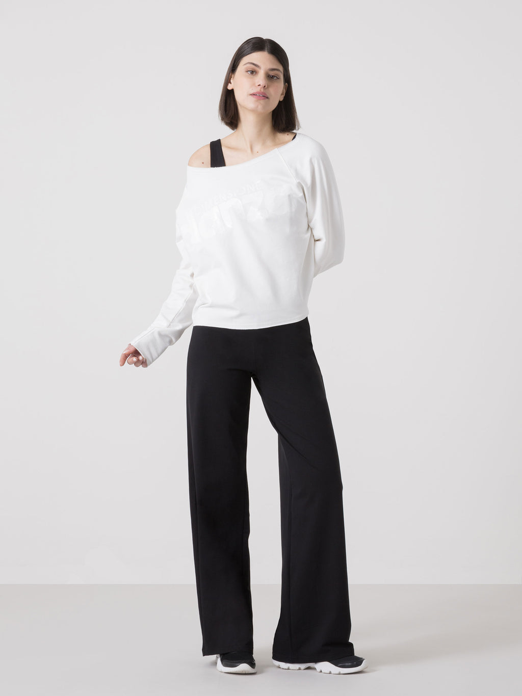 LEICHTES DAME-TANZ-SWEATSHIRT AUS STRETCH-SWEAT MIT U-BOOT-AUSSCHNITT UND FRONTLOGO