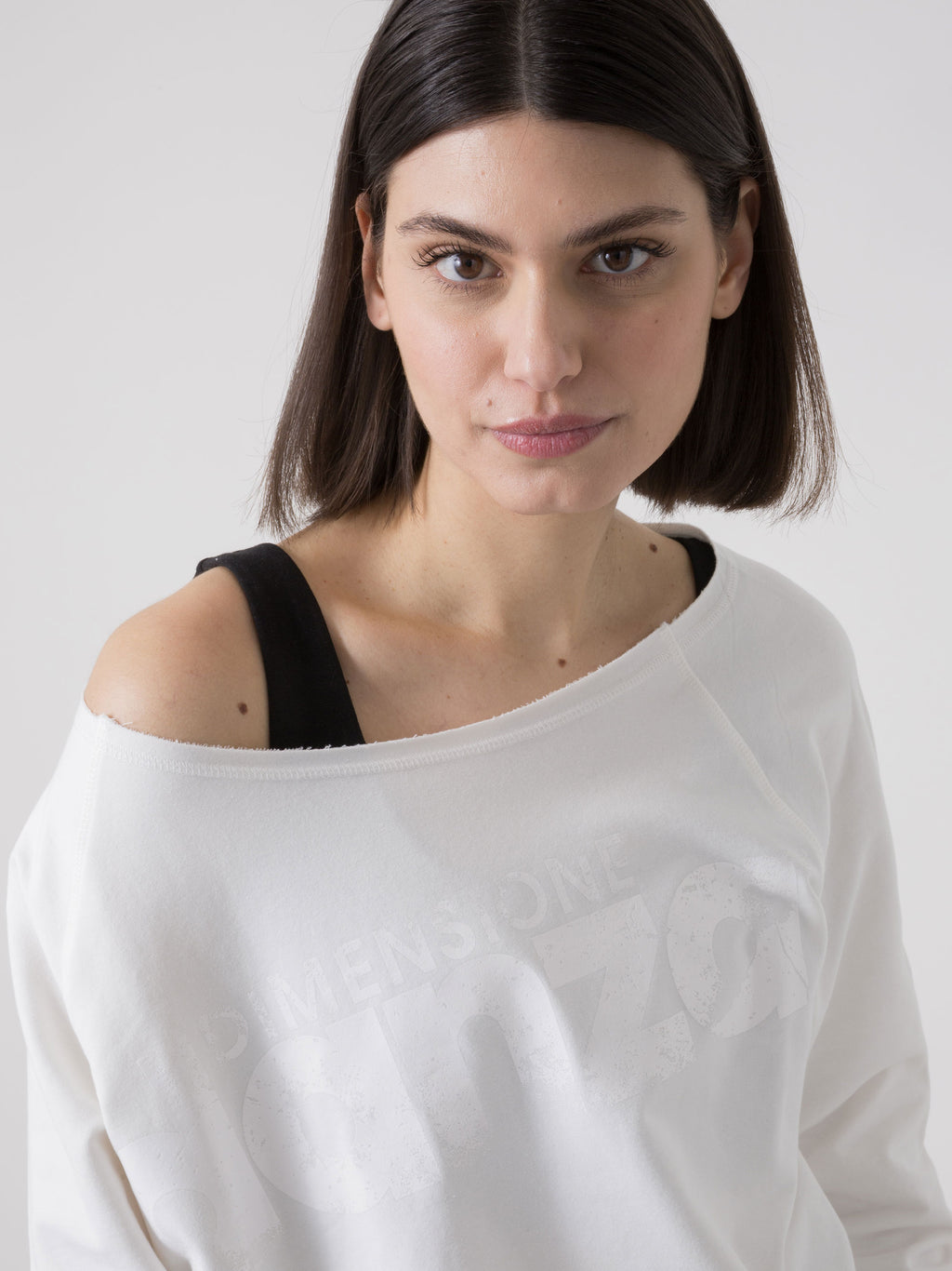 LEICHTES DAME-TANZ-SWEATSHIRT AUS STRETCH-SWEAT MIT U-BOOT-AUSSCHNITT UND FRONTLOGO