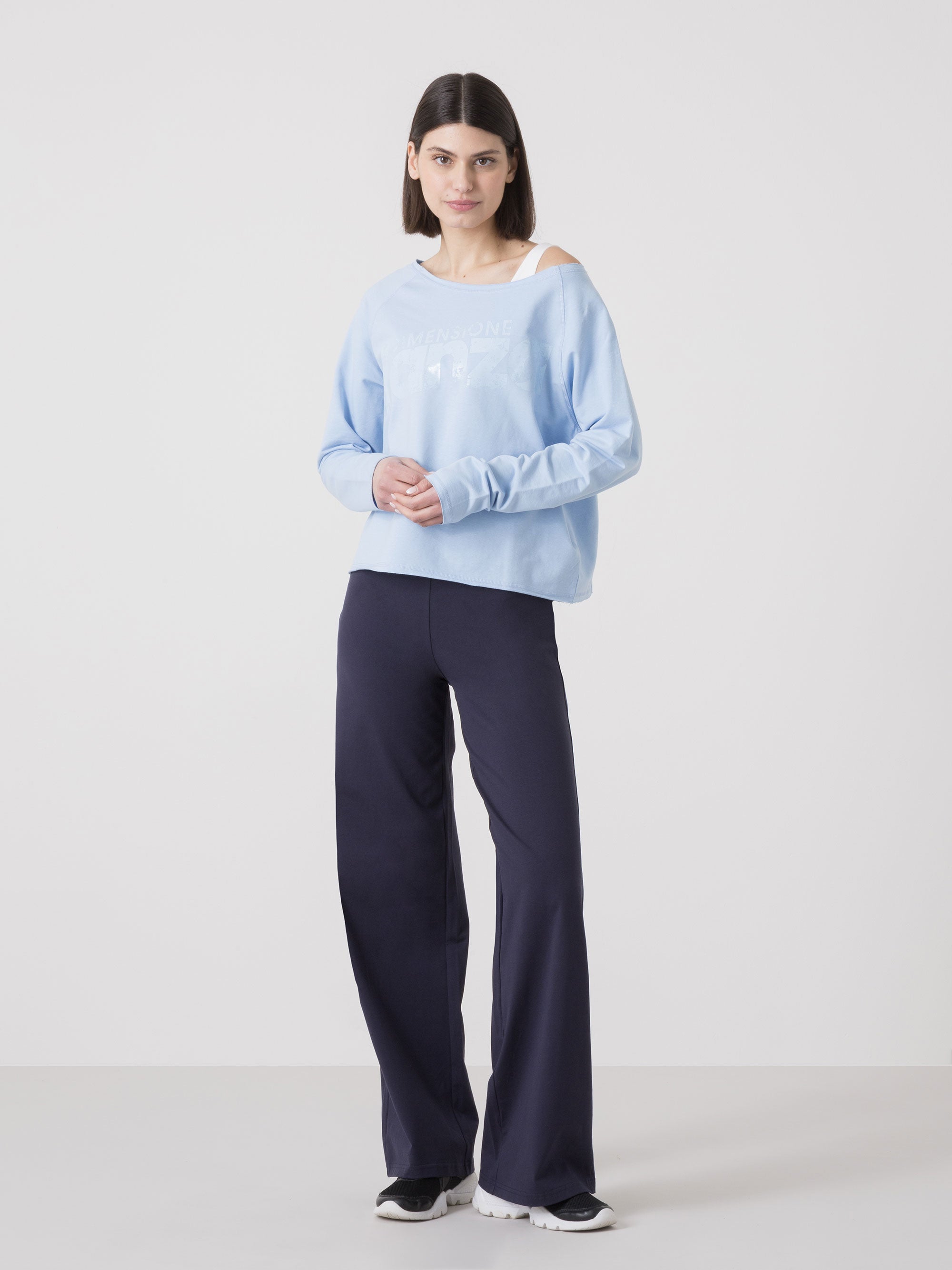 LEICHTES DAME-TANZ-SWEATSHIRT AUS STRETCH-SWEAT MIT U-BOOT-AUSSCHNITT UND FRONTLOGO
