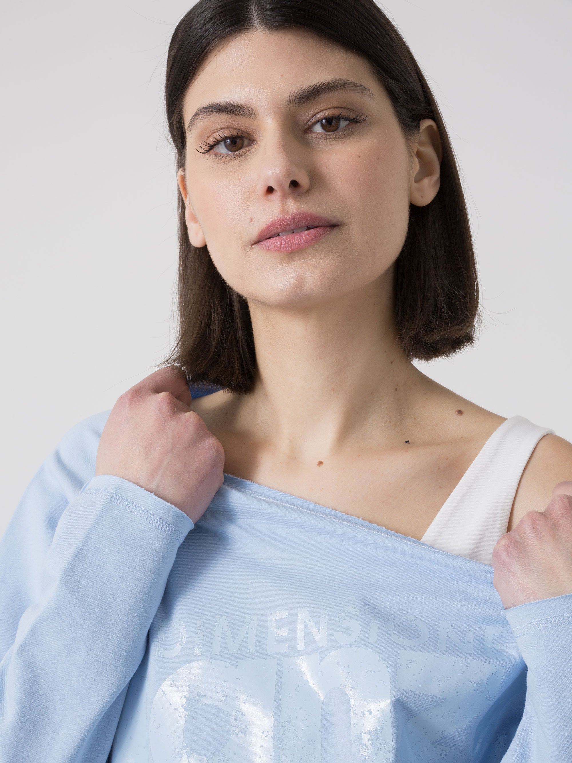 LEICHTES DAME-TANZ-SWEATSHIRT AUS STRETCH-SWEAT MIT U-BOOT-AUSSCHNITT UND FRONTLOGO