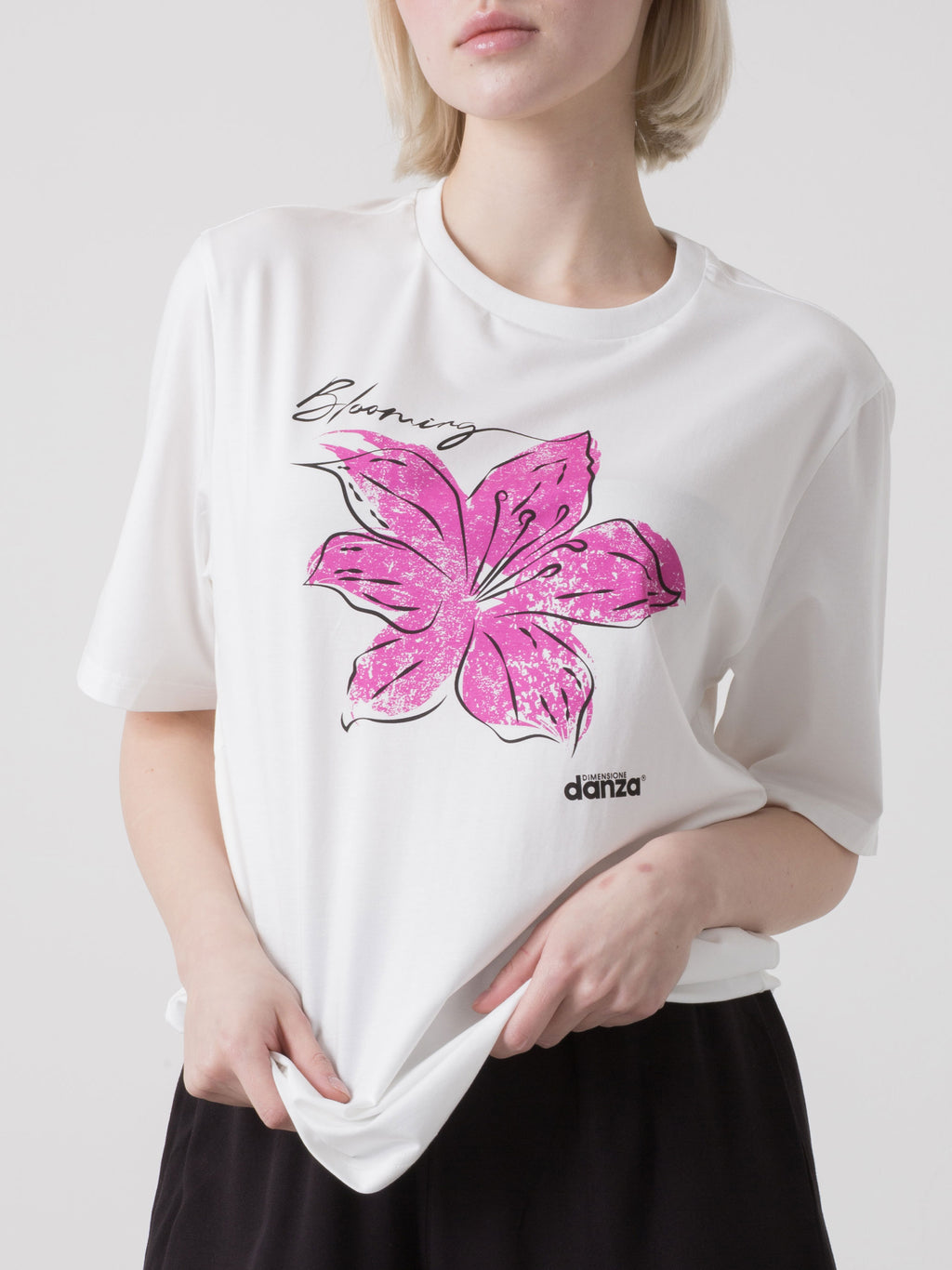ŽENSKA T-SHIRT MAJICA DIMENSIONE DANZA OD STRETCH MODALA S CVJETNIM PRINTOM SPRIJEDA