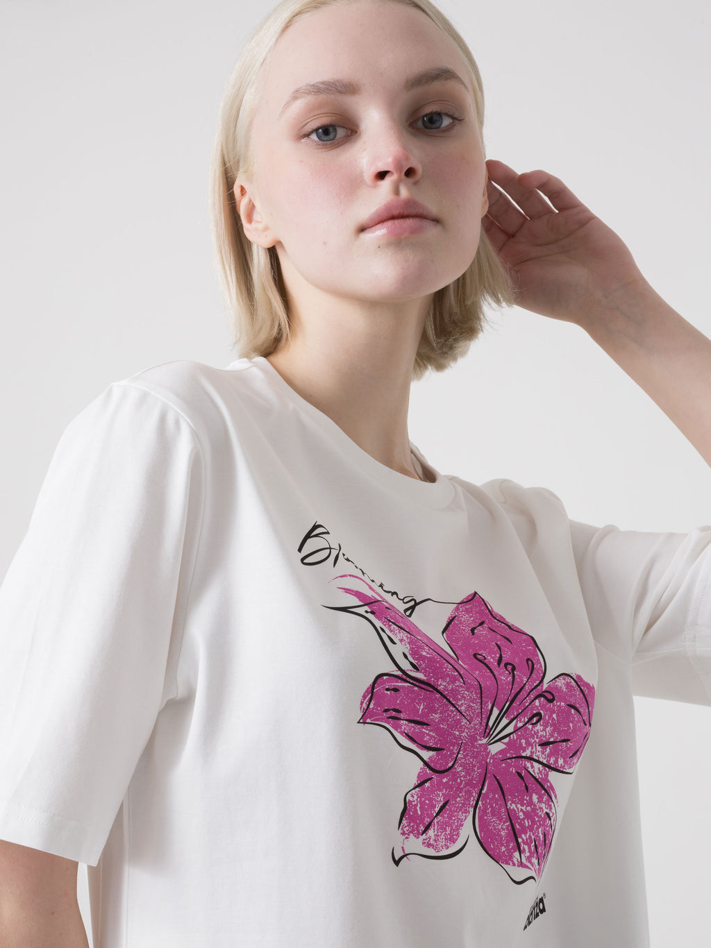 ŽENSKA T-SHIRT MAJICA DIMENSIONE DANZA OD STRETCH MODALA S CVJETNIM PRINTOM SPRIJEDA