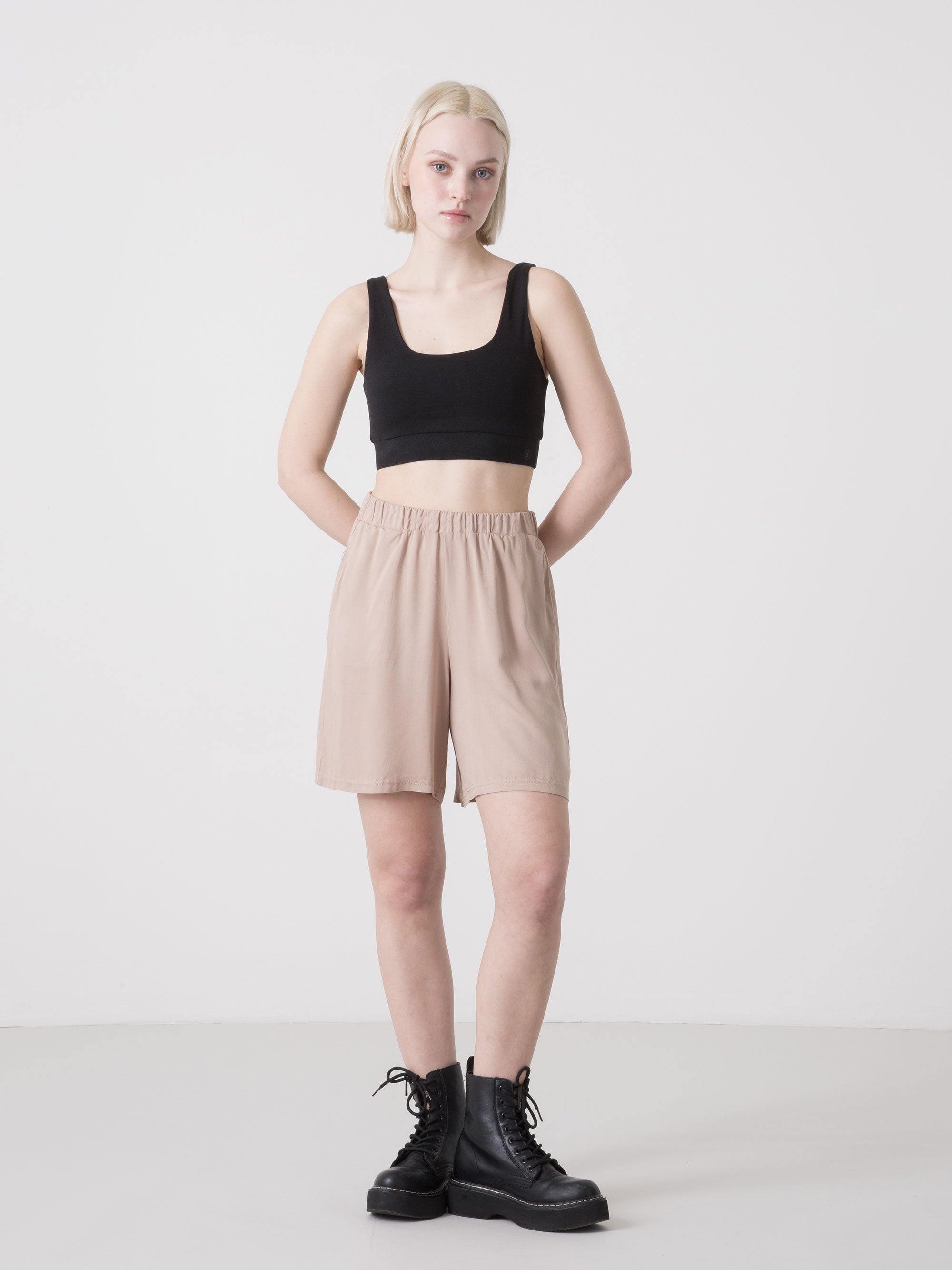 SHORT DONNA DIMENSIONE DANZA IN VISCOSA LEGGERA CON VITA ELASTICIZZATA E TASCHE