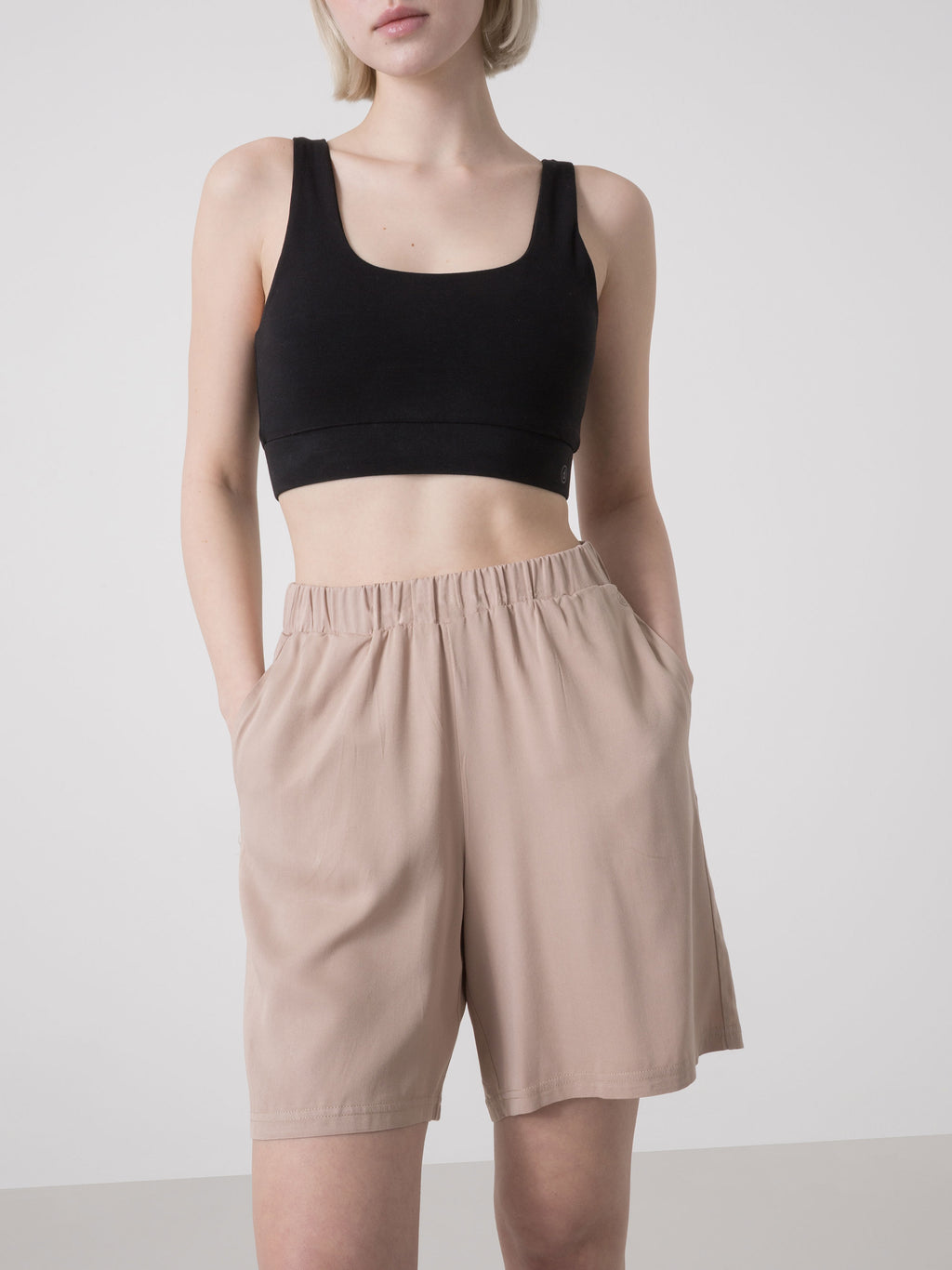 SHORT DONNA DIMENSIONE DANZA IN VISCOSA LEGGERA CON VITA ELASTICIZZATA E TASCHE