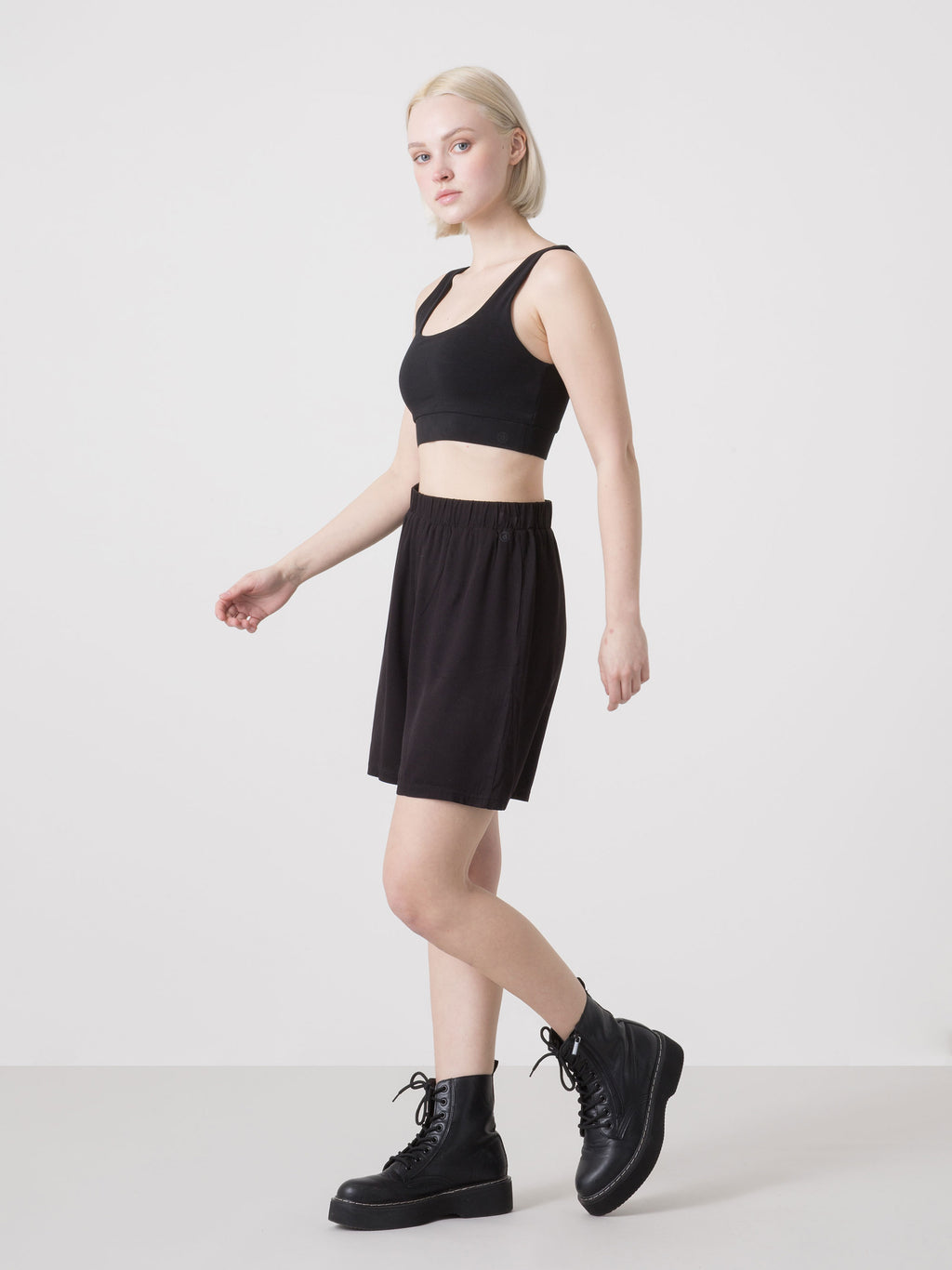 SHORT DONNA DIMENSIONE DANZA IN VISCOSA LEGGERA CON VITA ELASTICIZZATA E TASCHE