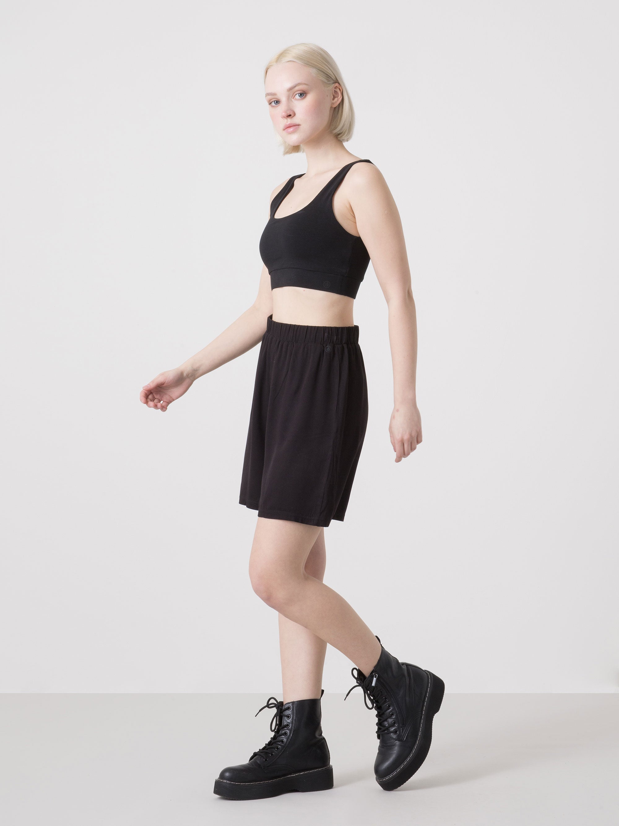 SHORT DONNA DIMENSIONE DANZA IN VISCOSA LEGGERA CON VITA ELASTICIZZATA E TASCHE