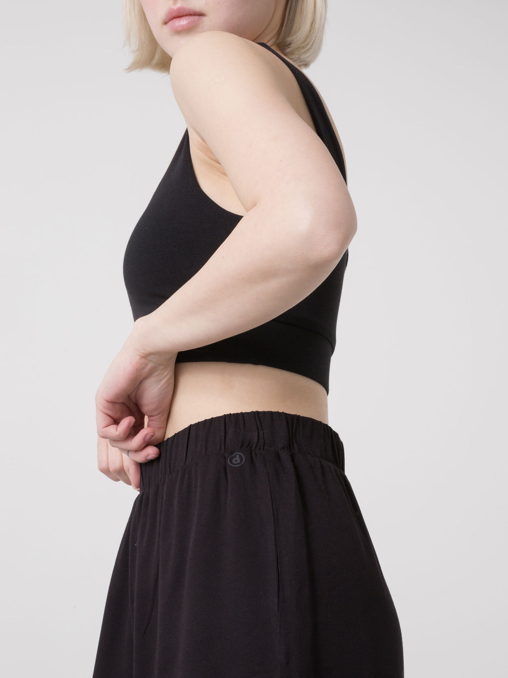 SHORT DONNA DIMENSIONE DANZA IN VISCOSA LEGGERA CON VITA ELASTICIZZATA E TASCHE