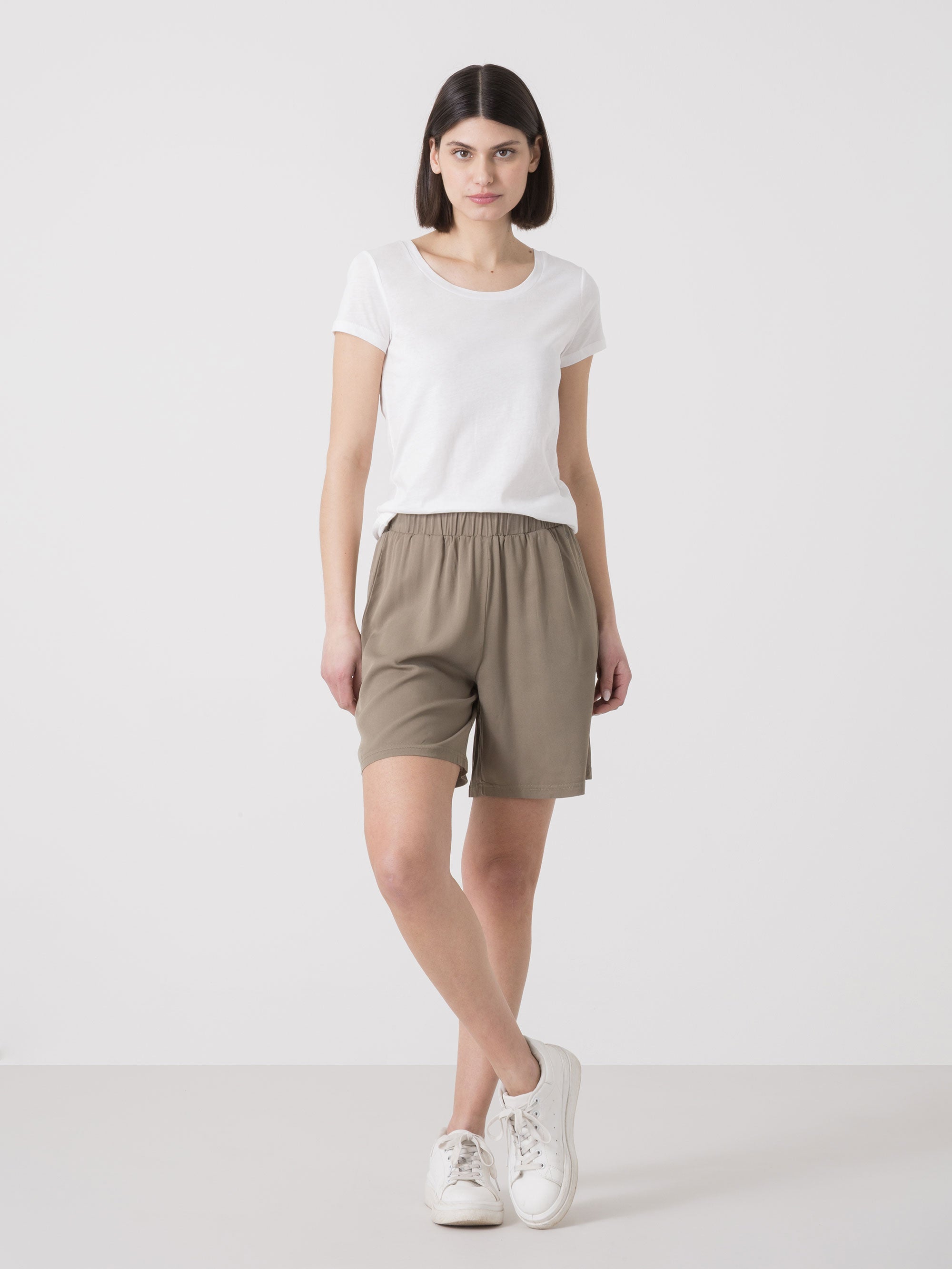 SHORT DONNA DIMENSIONE DANZA IN VISCOSA LEGGERA CON VITA ELASTICIZZATA E TASCHE