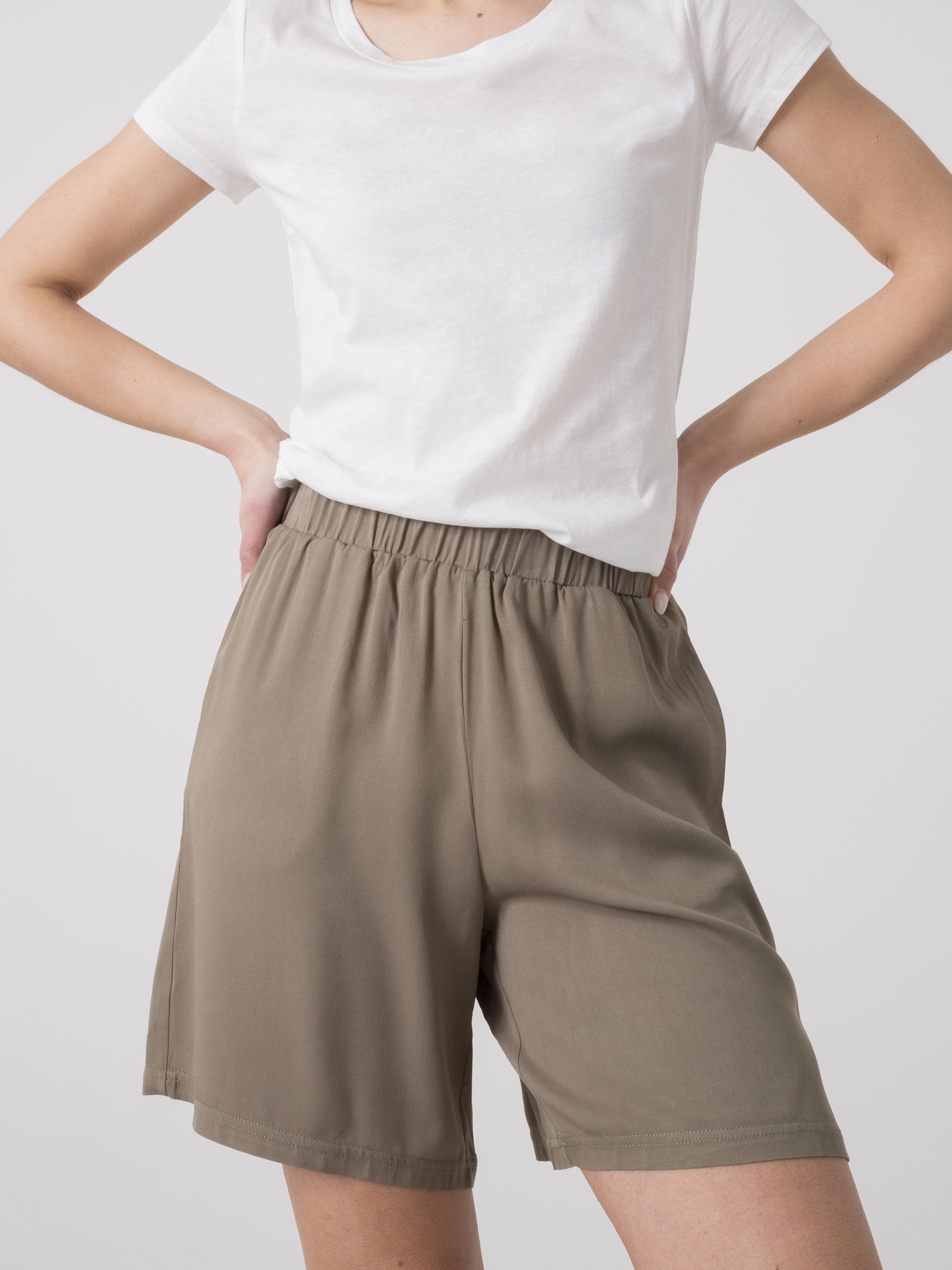 SHORT DONNA DIMENSIONE DANZA IN VISCOSA LEGGERA CON VITA ELASTICIZZATA E TASCHE