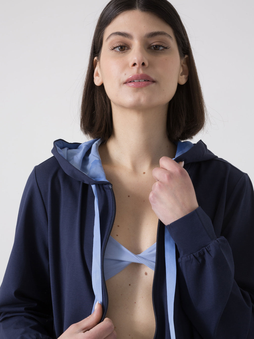 ŽENSKI SWEATSHIRT DIMENSIONE DANZA S KAPULJACOM, PUNIM PATENTNIM ZATVARACEM I PROFINJENIM DETALJIMA