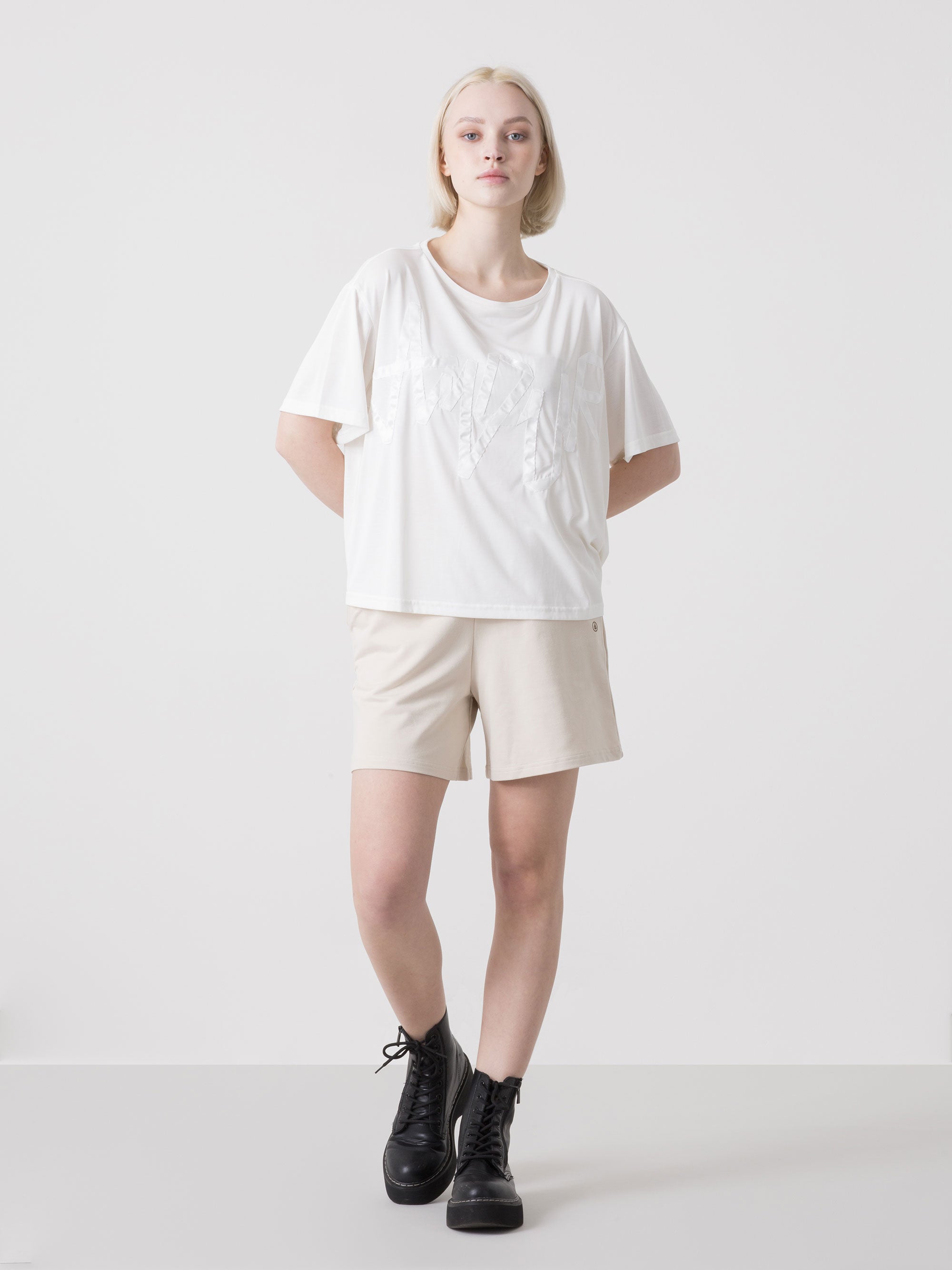 T-SHIRT DONNA IN VISCOSA CON LOGO FRONTALE IN RASO DIMENSIONE DANZA