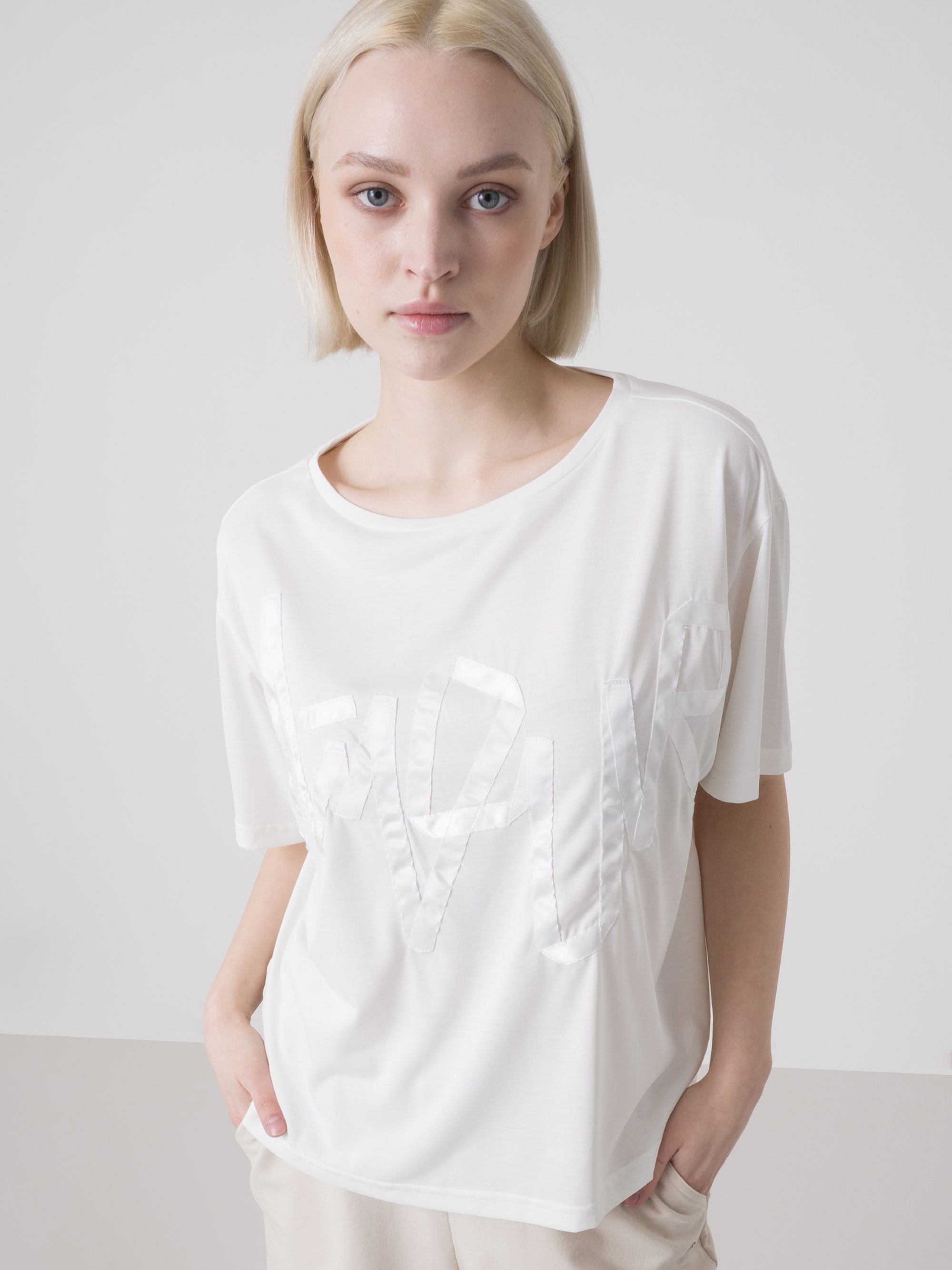 T-SHIRT DONNA IN VISCOSA CON LOGO FRONTALE IN RASO DIMENSIONE DANZA