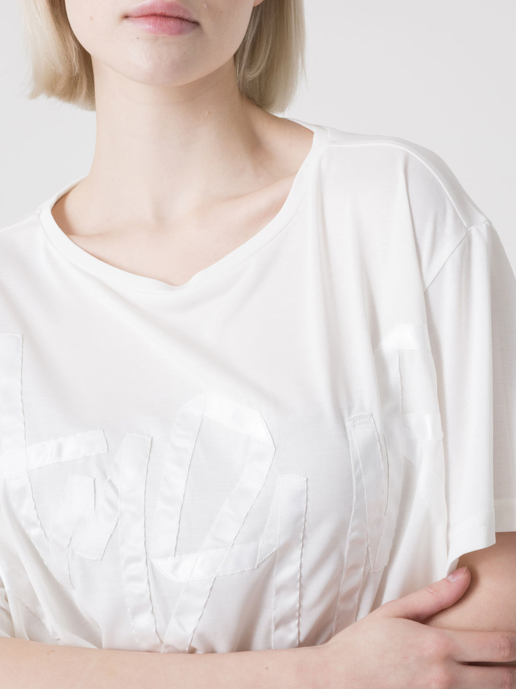 T-SHIRT DONNA IN VISCOSA CON LOGO FRONTALE IN RASO DIMENSIONE DANZA