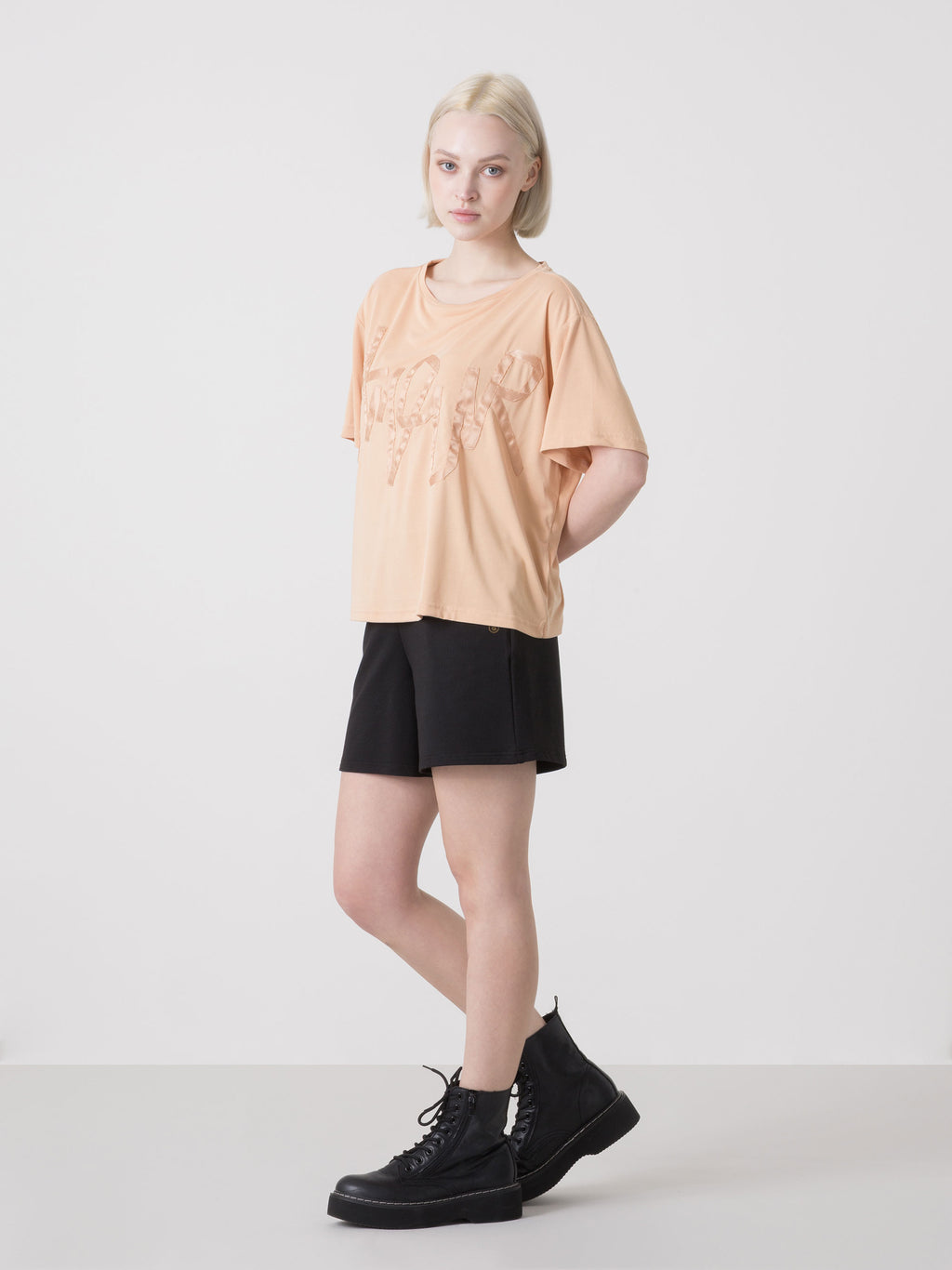 T-SHIRT DONNA IN VISCOSA CON LOGO FRONTALE IN RASO DIMENSIONE DANZA