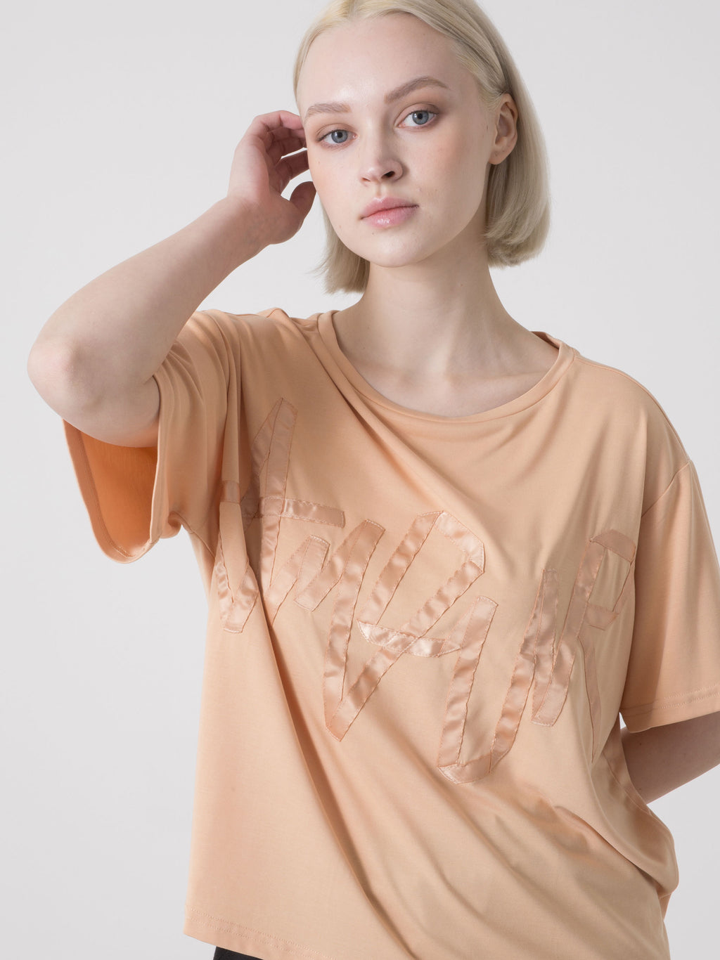 T-SHIRT DONNA IN VISCOSA CON LOGO FRONTALE IN RASO DIMENSIONE DANZA