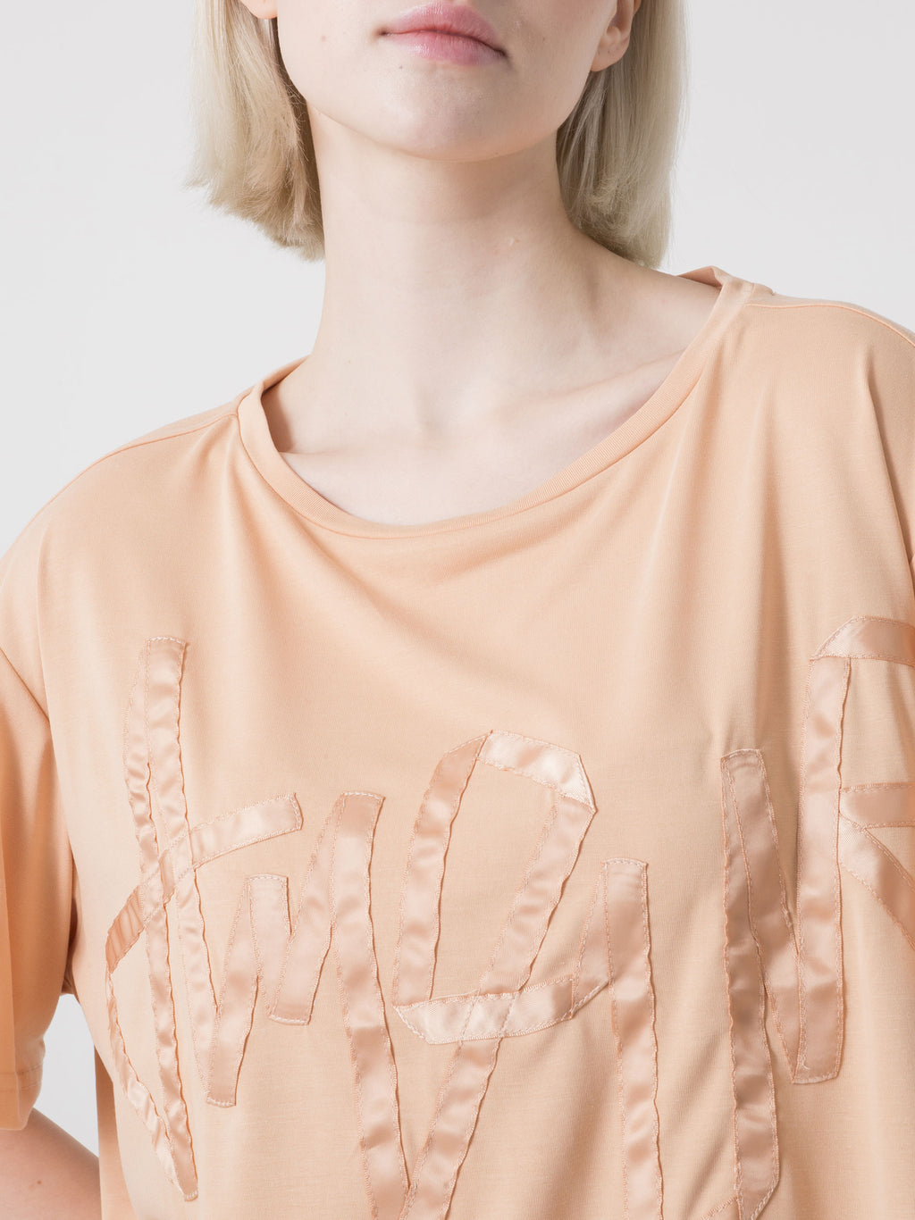 T-SHIRT DONNA IN VISCOSA CON LOGO FRONTALE IN RASO DIMENSIONE DANZA