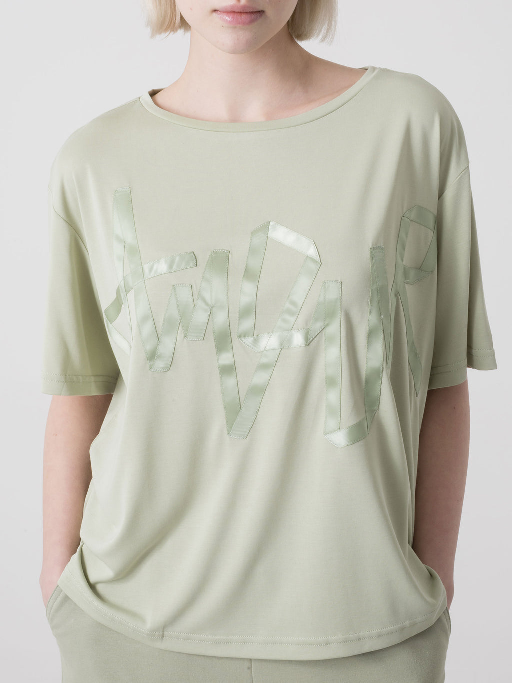 T-SHIRT DONNA IN VISCOSA CON LOGO FRONTALE IN RASO DIMENSIONE DANZA