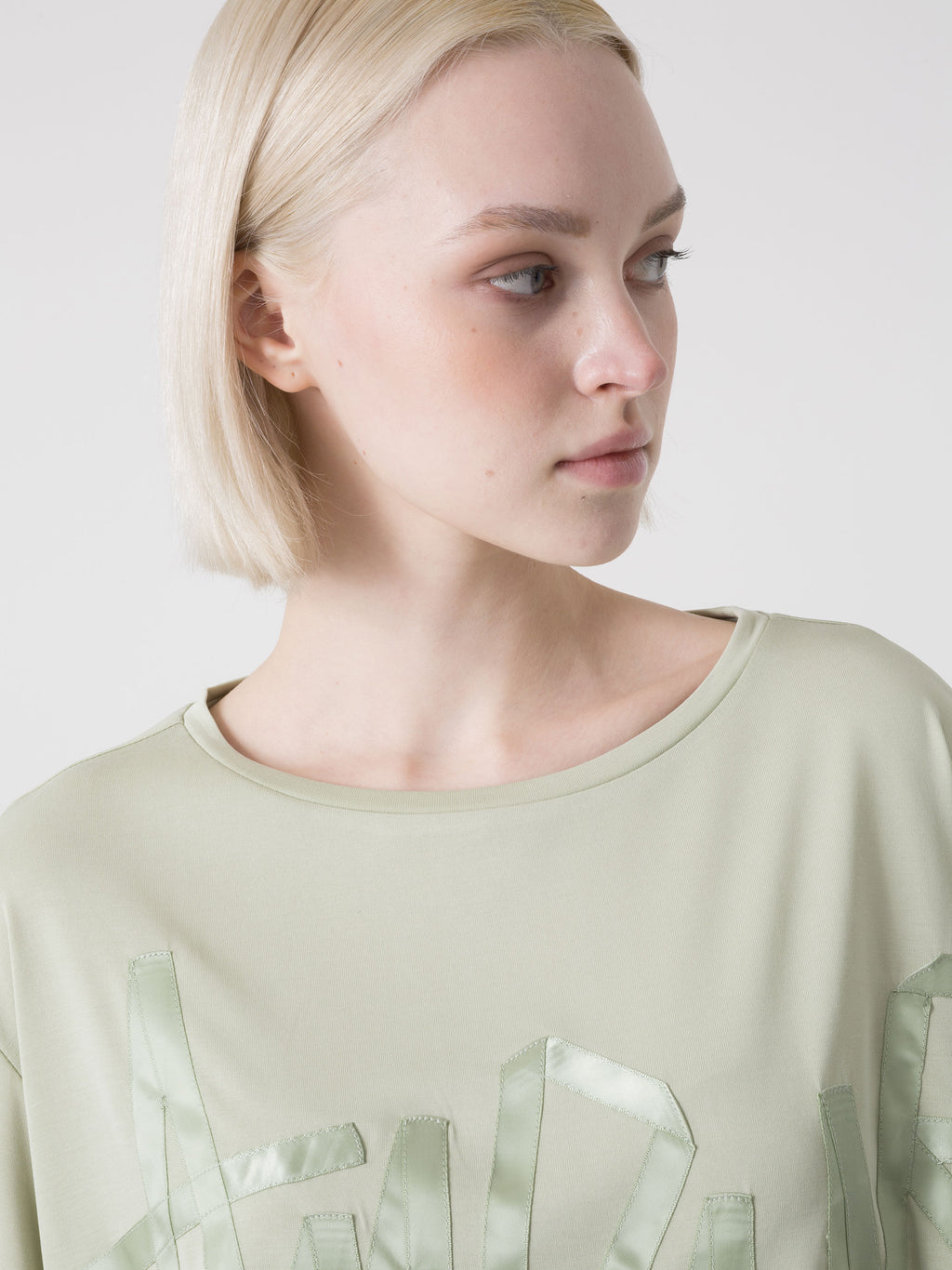 T-SHIRT DONNA IN VISCOSA CON LOGO FRONTALE IN RASO DIMENSIONE DANZA