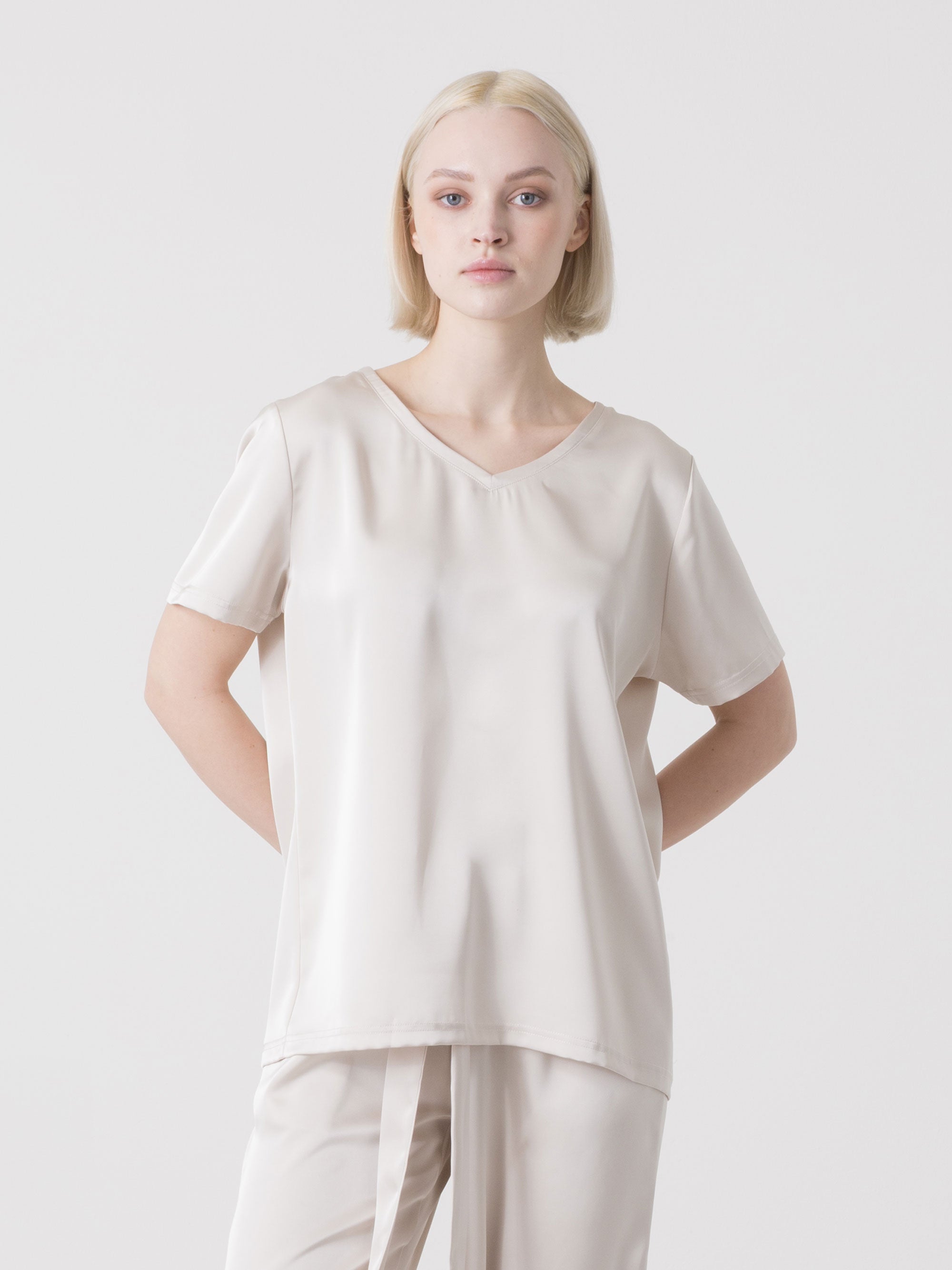 DÁMSKÉ SATÉNOVÉ TRIČKO DIMENSIONE DANZA S VÝSTŘIHEM DO V A REGULAR STŘIHEM