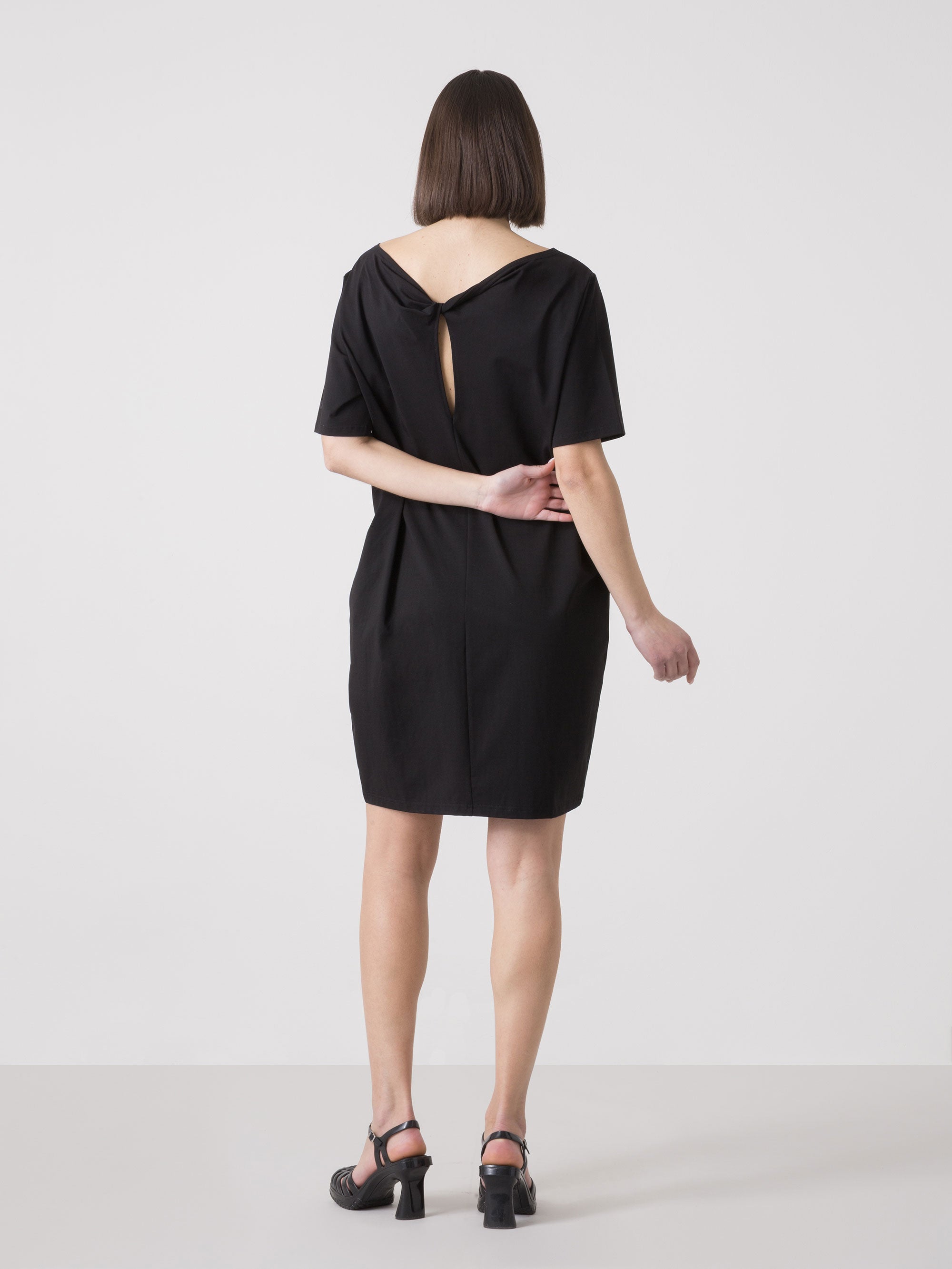 DÁMSKÉ ŠATY DIMENSIONE DANZA Z PRUŽNÉHO MODALOVÉHO ŽERZEJE S LODIČKOVÝM VÝSTŘIHEM A UZLEM NA ZÁDECH