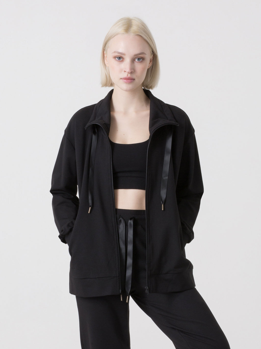SWEATSHIRT DE MULHER FULL ZIP EM MODAL DIMENSIONE DANZA OVERSIZED COM GOLA ALTA E DETALHE ACETINADO