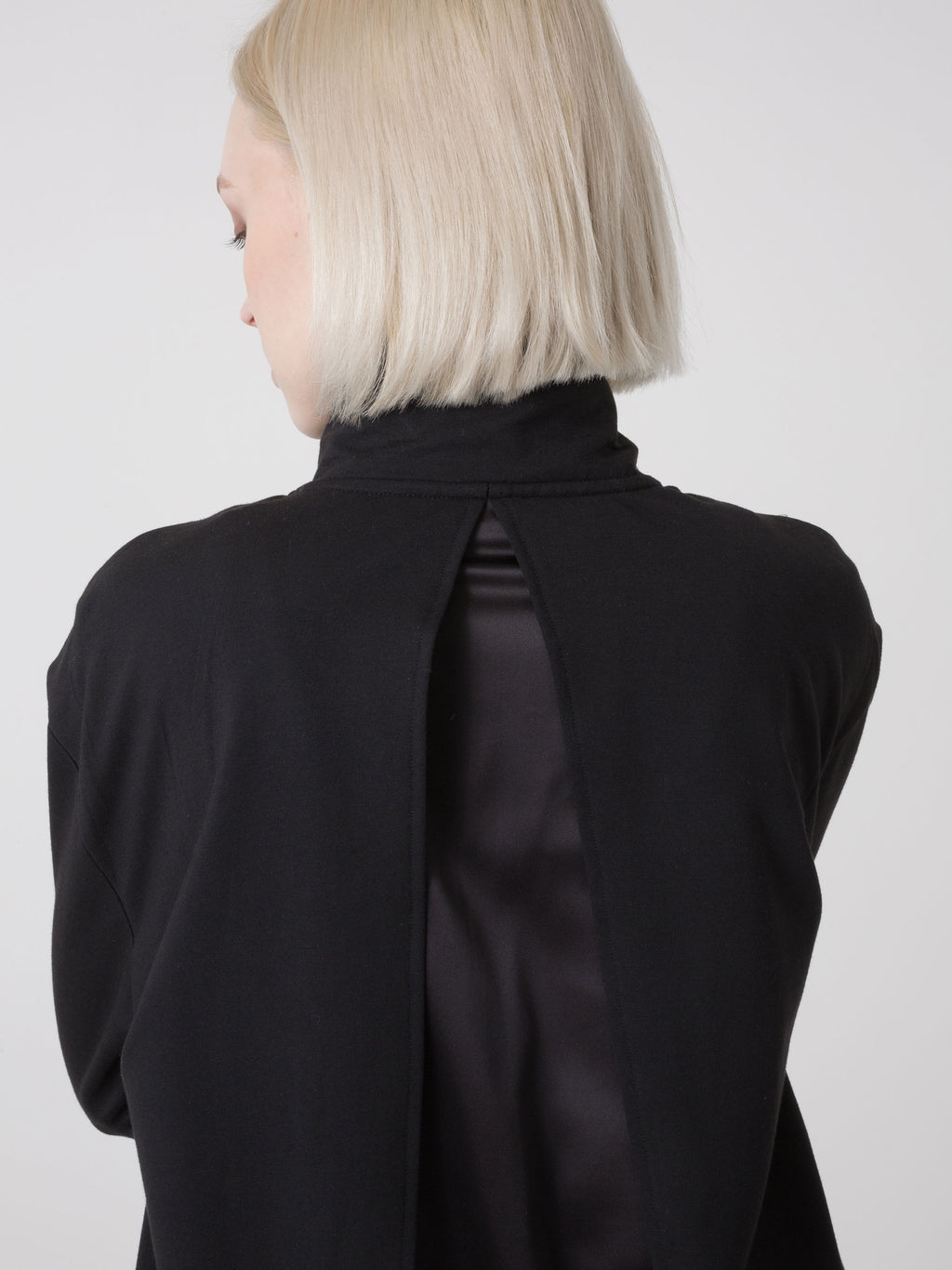 SWEATSHIRT DE MULHER FULL ZIP EM MODAL DIMENSIONE DANZA OVERSIZED COM GOLA ALTA E DETALHE ACETINADO