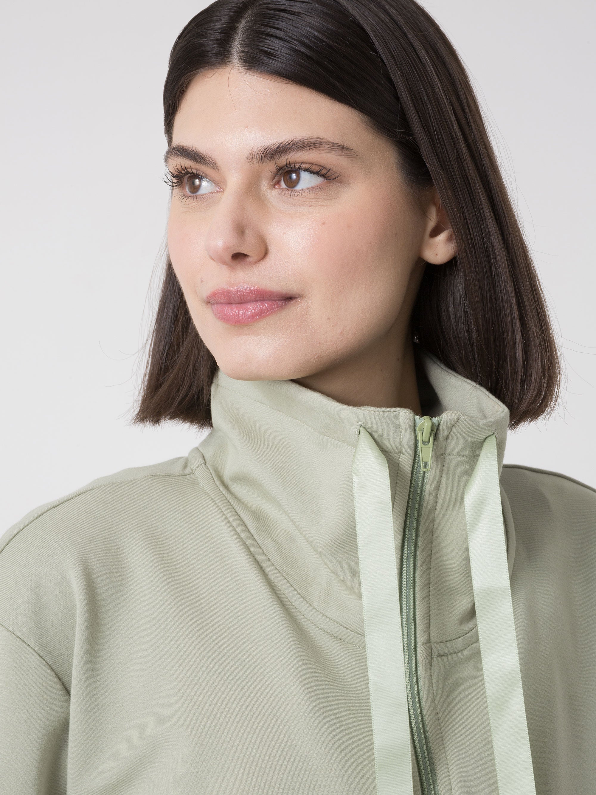 SWEATSHIRT DE MULHER FULL ZIP EM MODAL DIMENSIONE DANZA OVERSIZED COM GOLA ALTA E DETALHE ACETINADO