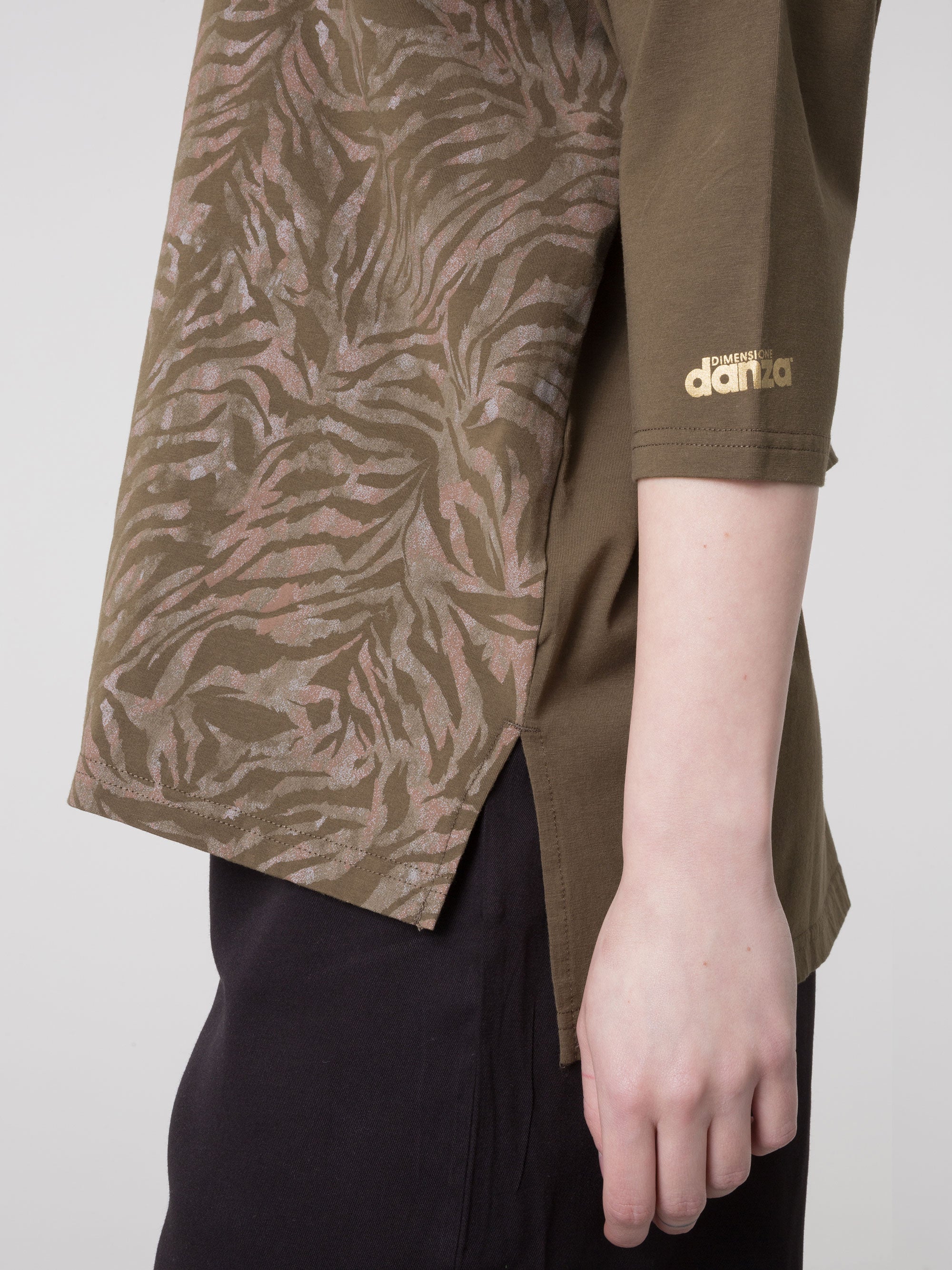 DÁMSKÉ TRIČKO DIMENSIONE DANZA Z PRUŽNÉHO ŽERZEJE SE SAFARI POTISKEM A ASYMETRICKÝM STŘIHEM
