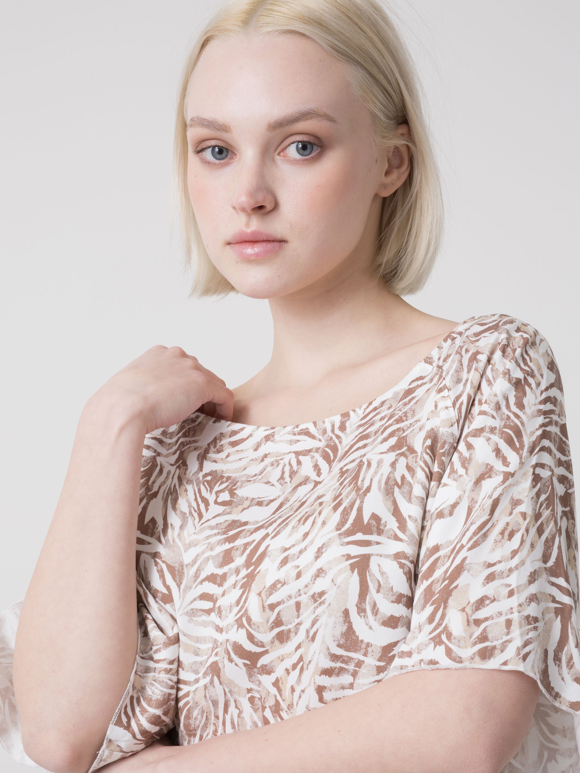 DÁMSKÉ TRIČKO DIMENSIONE DANZA Z VISKÓZY SE SAFARI POTISKEM A LODNÍM VÝSTŘIHEM