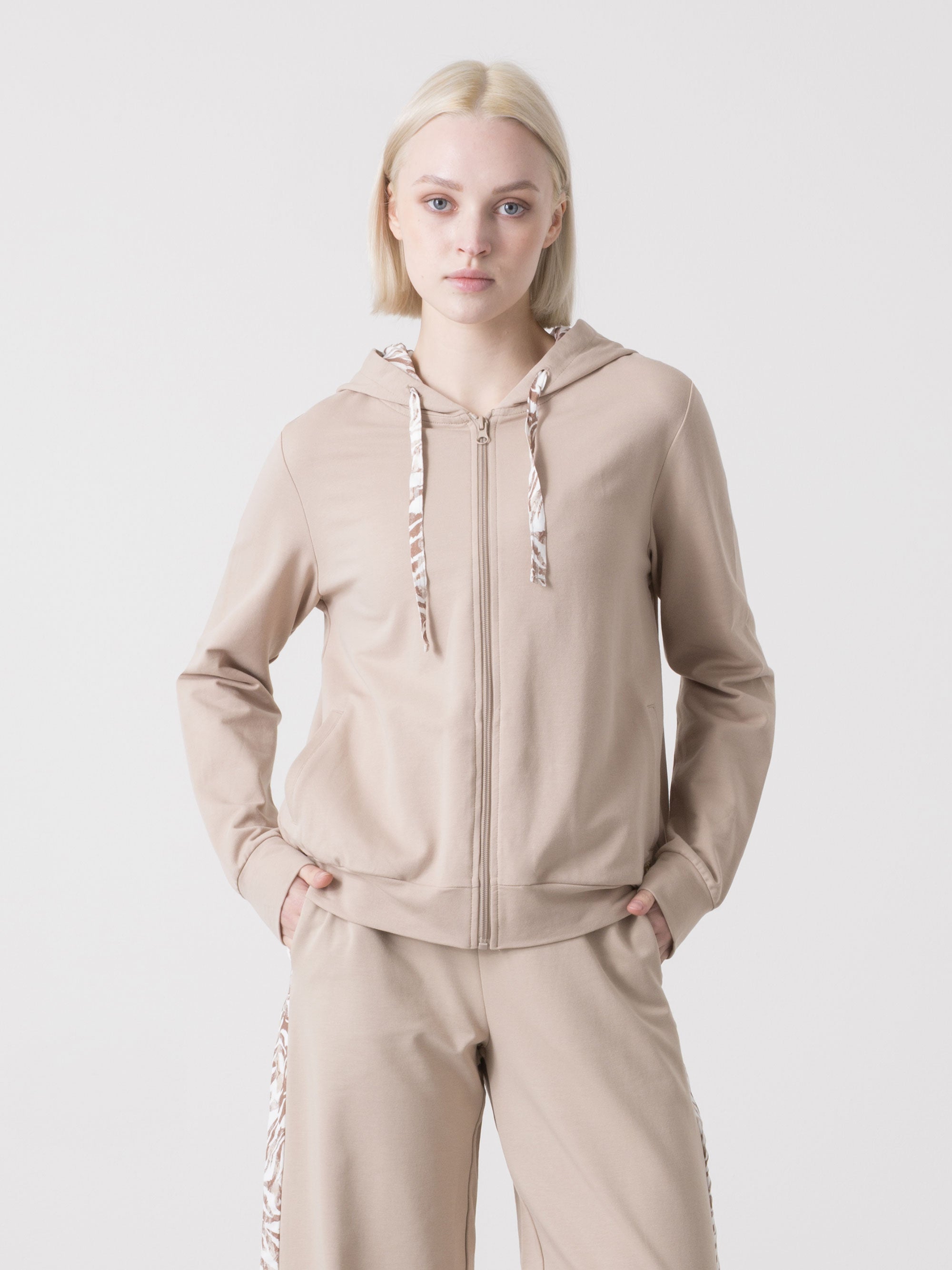 DÁMSKÁ MIKINA DIMENSIONE DANZA S CELOPODÉLNÝM ZIPEM, KAPUCÍ, STREČEM A ANIMALIER DETAILY