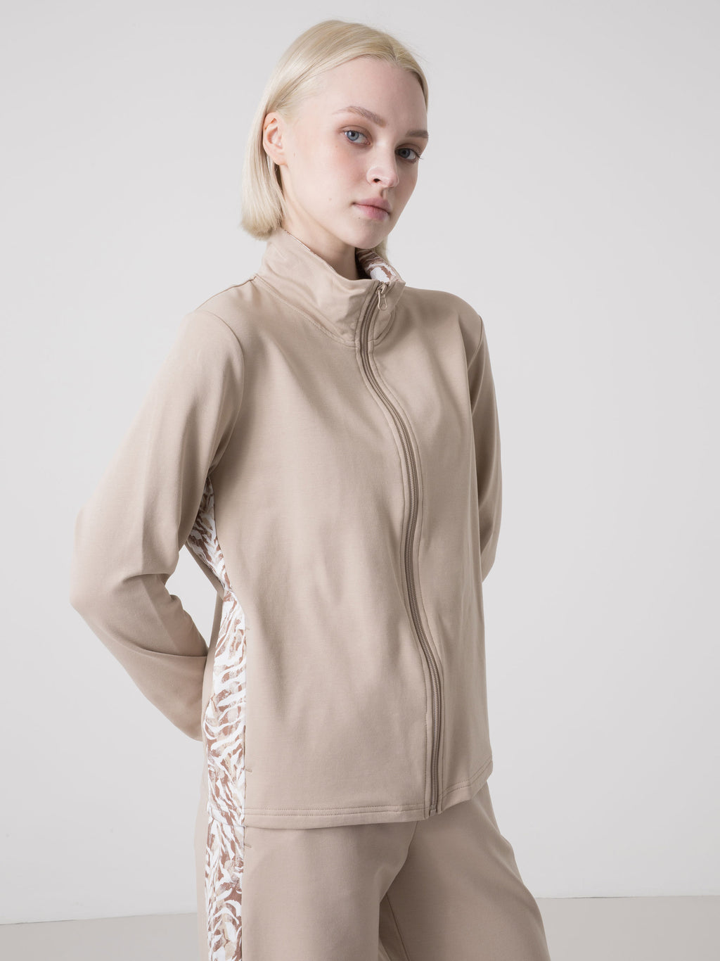 ŽENSKA MAJICA DIMENSIONE DANZA FULL ZIP STRETCH S UMETCIMA S ANIMAL PRINTOM