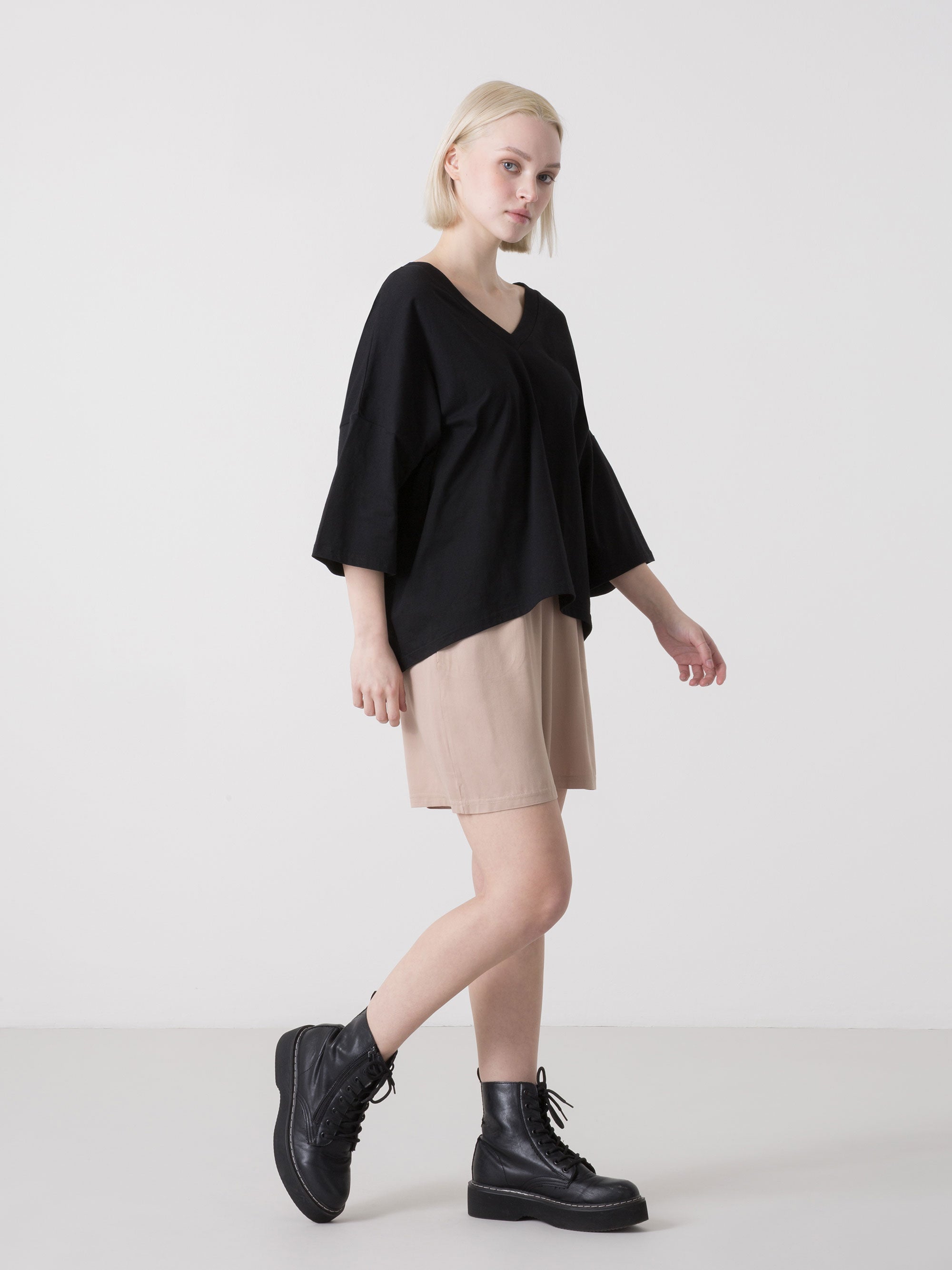 DÁMSKÉ TRIČKO DIMENSIONE DANZA Z PRUŽNÉHO ŽERZEJE S VÝSTŘIHEM DO V A ASYMETRICKÝM STŘIHEM