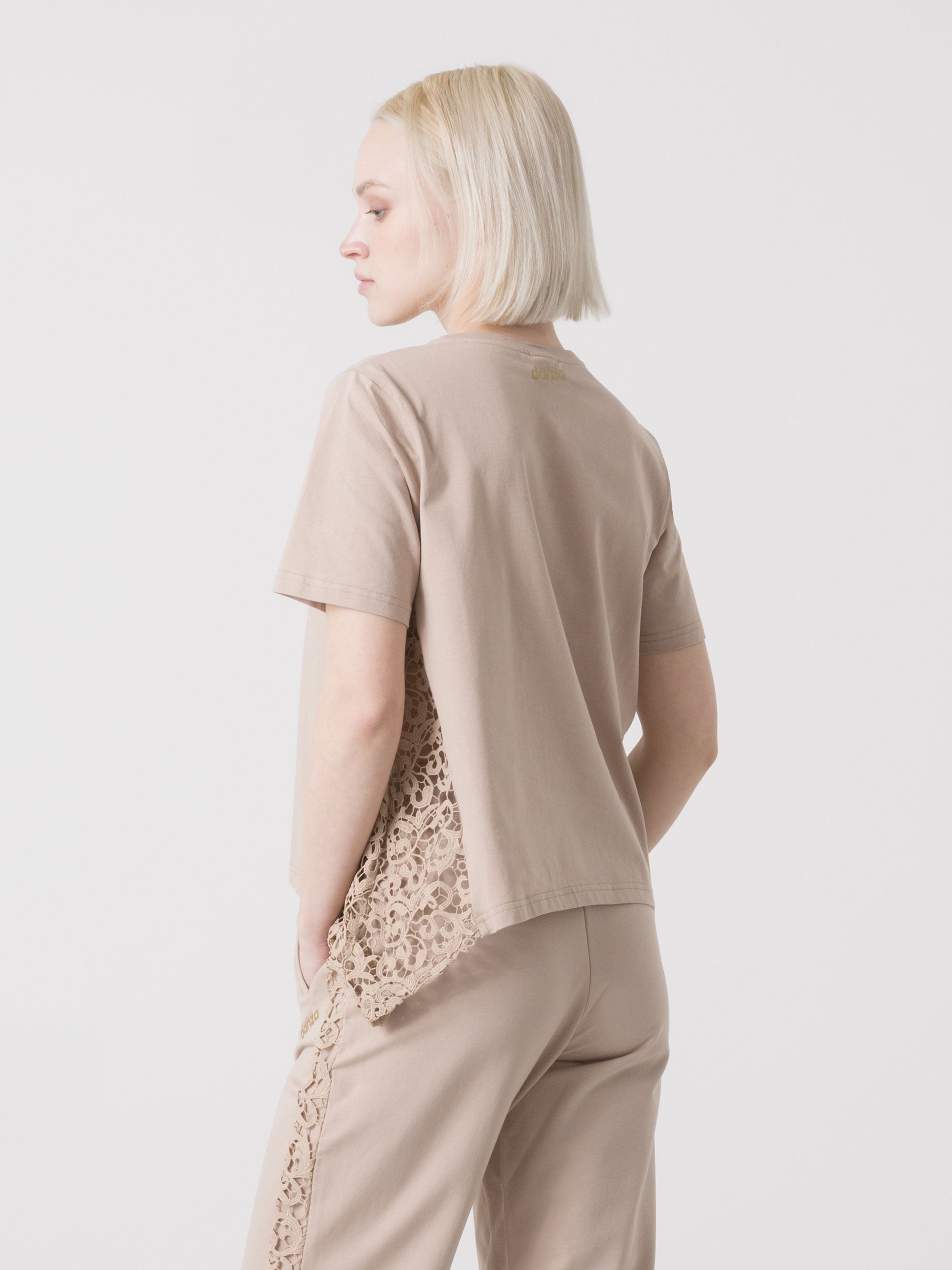 DÁMSKÉ TRIČKO DIMENSIONE DANZA S KRAJKOVÝMI VSADKAMI A ASYMETRICKÝM STŘIHEM